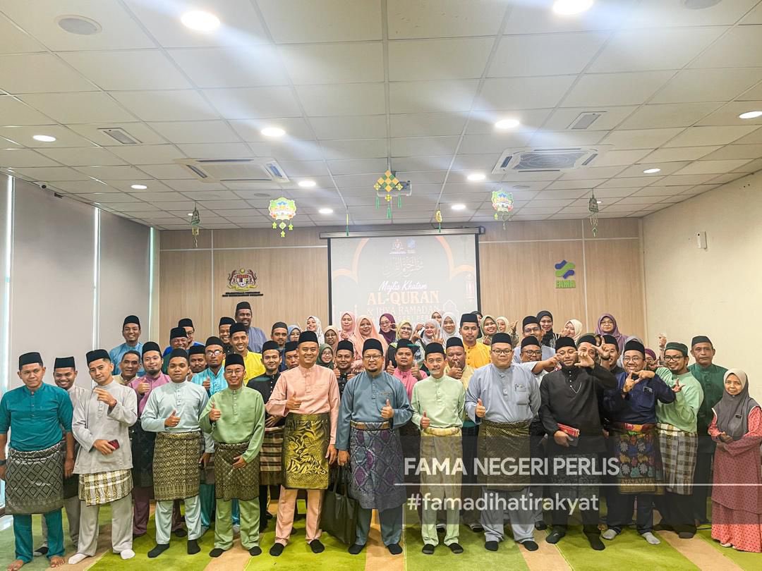 PerlisFama's tweet photo. Program ini bagi membudayakan Al Quran di kalangan kakitangan dan diamalkan bacaannya pada setiap Jumaat sejak 12 Januari  2024 lalu. #famaperlismengaji. Kakitangan FAMA Negeri berpeluang mendengar tazkirah ringkas berkaitan kafiat mengamalkan bacaan Al-Quran dalam kehidupan. https://t.co/ZkyUfecSv8