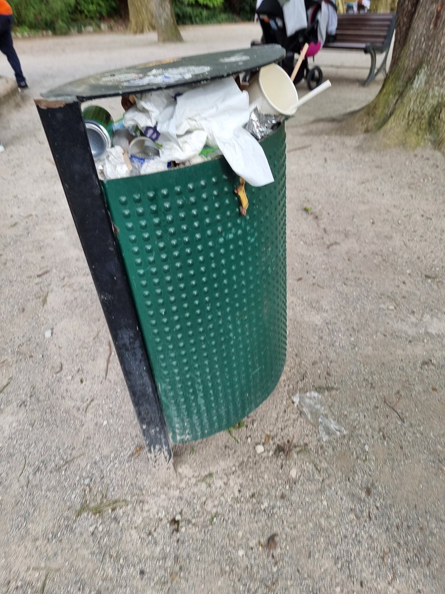 nonoctran's tweet photo. @villedebesancon Les poubelles sont plaines au parc micaud le samedi 16h. Beaucoup trop petites et pas de recyclage Oo.
C'est du beau travail pour une maire ecolo' https://t.co/0vy7xtsG86
