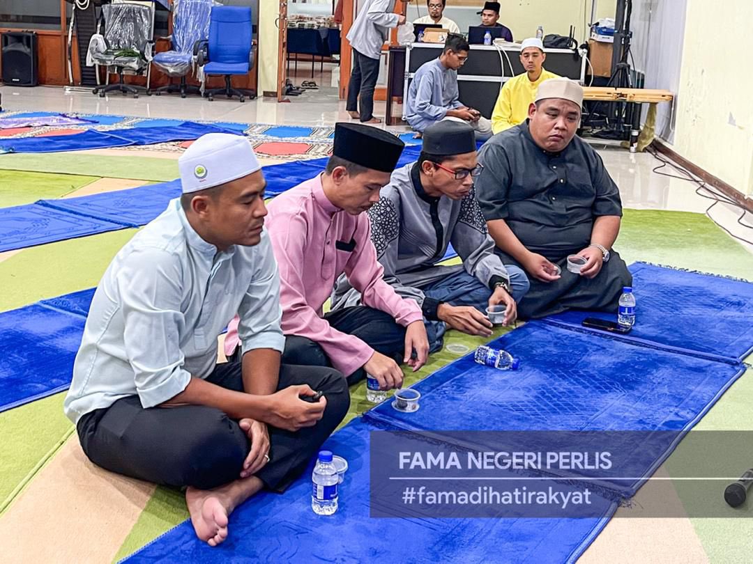 PerlisFama's tweet photo. Dalam menyemai semangat kekeluargaan dan mengeratkan lagi silaturrahim antara kakitangan, pengurusan FAMA Negeri juga menganjurkan Majlis Iftar Ramadan dan Solat Terawih berjemaah yang dipimpin oleh Al Fadil Ustaz Mohamad Fariz Shaharudin, Imam Masjid Negeri. https://t.co/F5d6tILwTR