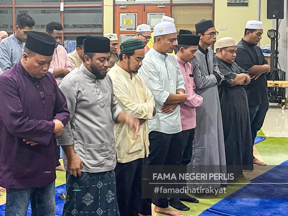 Dalam menyemai semangat kekeluargaan dan mengeratkan lagi silaturrahim antara kakitangan, pengurusan FAMA Negeri juga menganjurkan Majlis Iftar Ramadan dan Solat Terawih berjemaah yang dipimpin oleh Al Fadil Ustaz Mohamad Fariz Shaharudin, Imam Masjid Negeri.