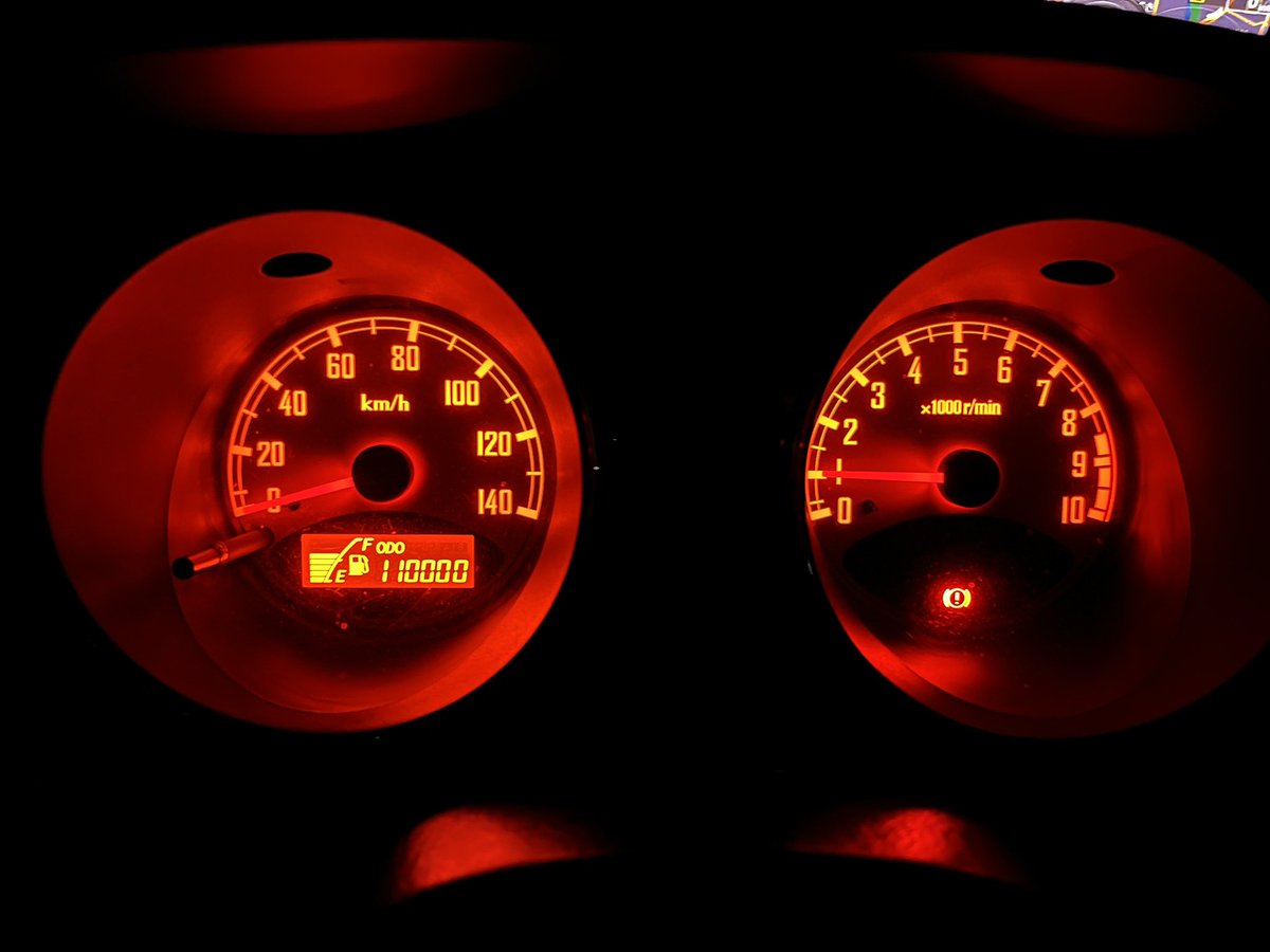 ddd_gino's tweet photo. 久々に遠出してた。満タンでスタートして15Lくらいで338キロ、帰路の��中11万キロ達成し記念撮影できて嬉しい。 https://t.co/93tZbTS6yj