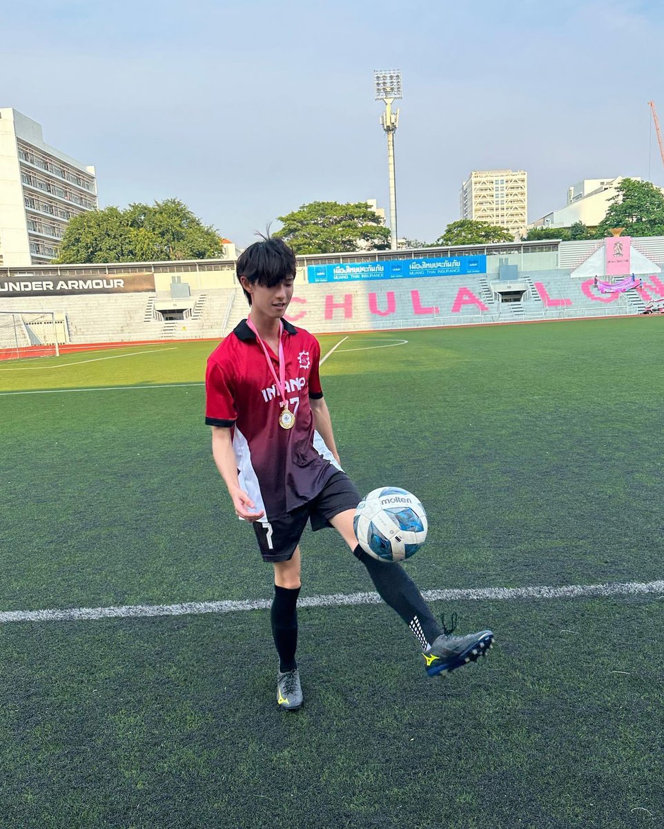 ggpnp's tweet image. 🐈 : ไหนตอนมาคัดตัวบอกว่าเล่นเป็นไงวะ วันนี้แค่ฝึกซ้อมมึงก็เจ็บตัวแล้ว มึงเตะบอลเป็นจริงปะเนี่ย ห้ะ ลำบากกูต้องมาทำแผลให้อีก

🐶 : ขอโทษครับ 😅

…………..

👤 : อดีตนักเตะเหรียญทอง พ่วงตำแหน่งกัปตันทีมคนเก่งของกู ทำไมไปนั่งให้พี่เค้าทำแผลให้แบบนั้นได้วะ

🐶 :…