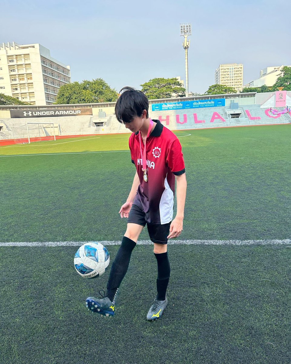 ggpnp's tweet image. 🐈 : ไหนตอนมาคัดตัวบอกว่าเล่นเป็นไงวะ วันนี้แค่ฝึกซ้อมมึงก็เจ็บตัวแล้ว มึงเตะบอลเป็นจริงปะเนี่ย ห้ะ ลำบากกูต้องมาทำแผลให้อีก

🐶 : ขอโทษครับ 😅

…………..

👤 : อดีตนักเตะเหรียญทอง พ่วงตำแหน่งกัปตันทีมคนเก่งของกู ทำไมไปนั่งให้พี่เค้าทำแผลให้แบบนั้นได้วะ

🐶 :…