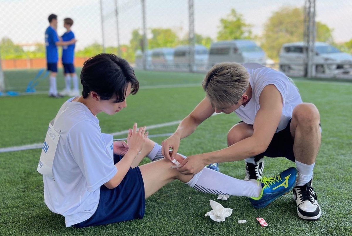 ggpnp's tweet image. 🐈 : ไหนตอนมาคัดตัวบอกว่าเล่นเป็นไงวะ วันนี้แค่ฝึกซ้อมมึงก็เจ็บตัวแล้ว มึงเตะบอลเป็นจริงปะเนี่ย ห้ะ ลำบากกูต้องมาทำแผลให้อีก

🐶 : ขอโทษครับ 😅

…………..

👤 : อดีตนักเตะเหรียญทอง พ่วงตำแหน่งกัปตันทีมคนเก่งของกู ทำไมไปนั่งให้พี่เค้าทำแผลให้แบบนั้นได้วะ

🐶 :…