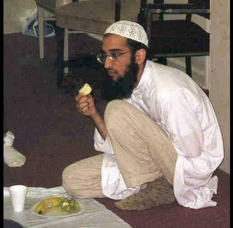 Liat bapak difoto. Berapa sunnah kalian temukan? Makan 3 jari, tangan kanan, celana ga isbal, memelihara jenggot. Ia memulai dasar studi dengan belajar nahwu, fiqh, ushul fiqh, tasawwuf dll. Tapi tahu ga dengan semua itu, ia berhasil membuat membantu jutaan mahasiswa medis. Tahu…