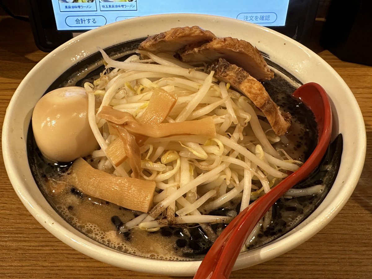 黒麻油がかかっていればだいたいおいしい。味噌は控えめ。チャーシューに加えて挽肉のかたまりも大きくてお腹いっぱいになりました。