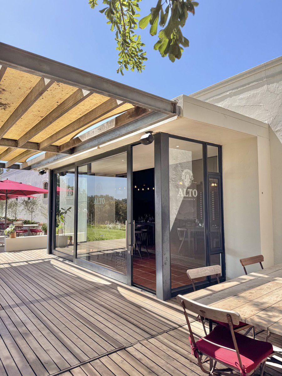 Alto Wine Estate | Lunch in the Winelands

Imagine a perfect afternoon in the picturesque winelands, where rolling vineyards meet the horison, and every sip of wine is a celebration of nature’s bounty.

swirlandspice.wine/2024/04/06/alt…