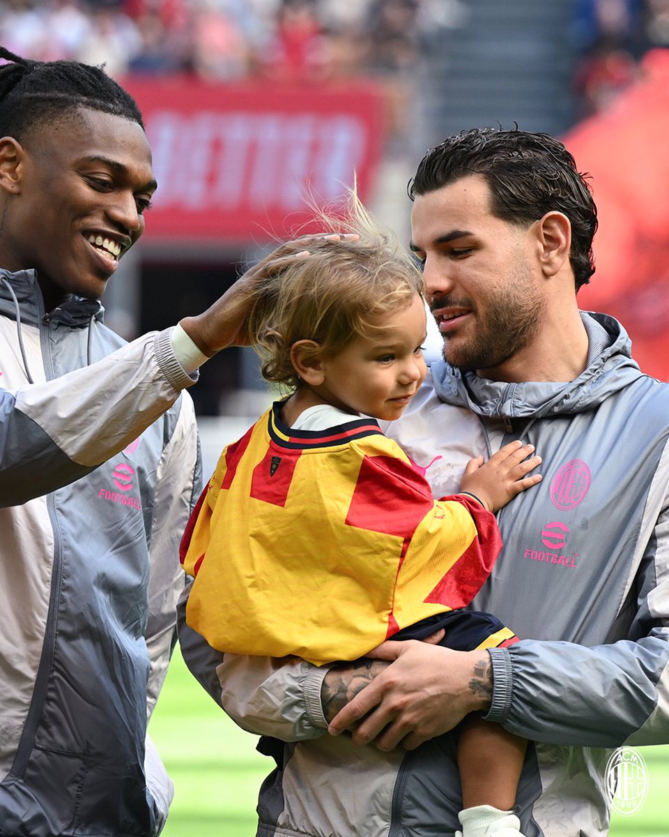 acmilan's tweet image. Theo&apos;s little lad, up there for the title of our most adorable fan 🥹

#MilanLecce #SempreMilan