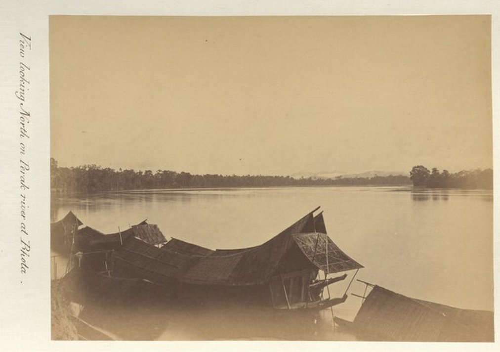View looking North on Perak river at Bhota 
gambar bertarikh Jun 1874.
Perhatikan sampan zaman itu