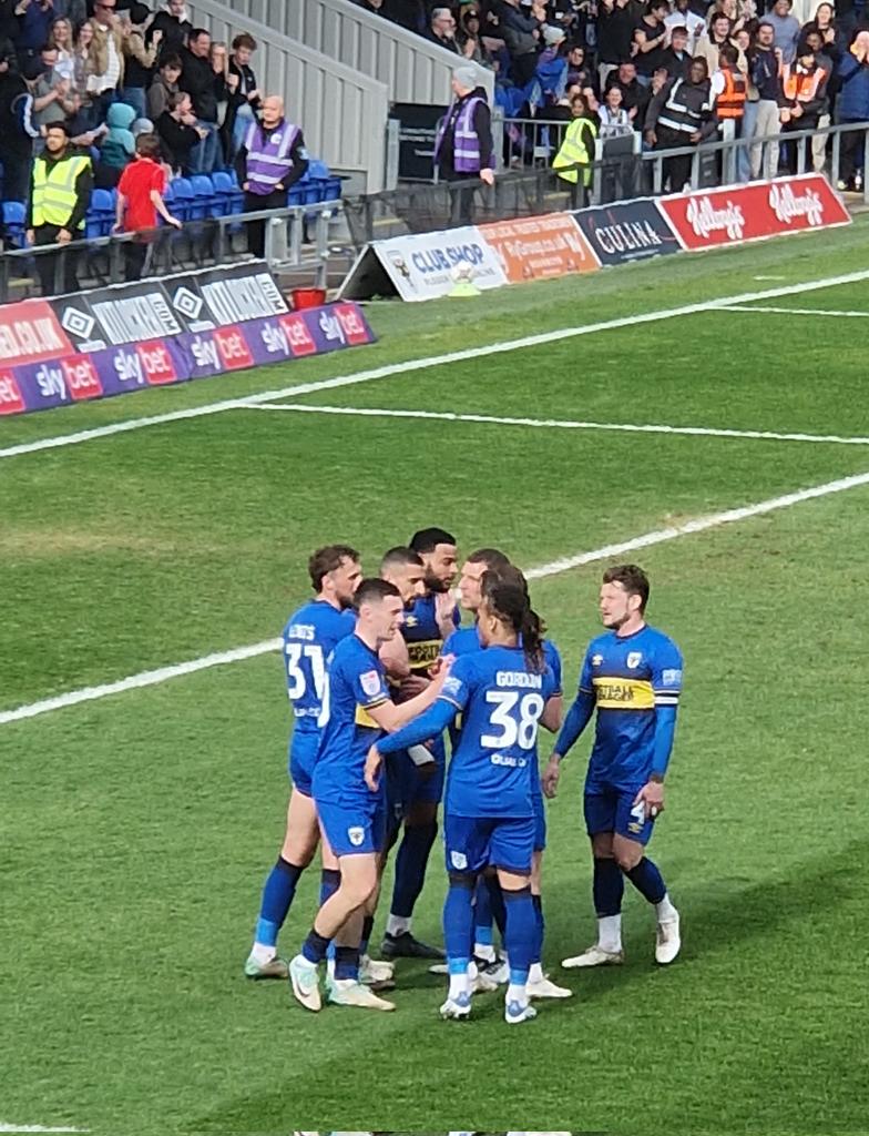 He likes to Boogie Boogie! Bugiel! 1-0 to the Wimbledon! @omarbugiel with a looping header from a Kofi throw. Come on you Dons #AFCW #AFCWimbledon 💛💙