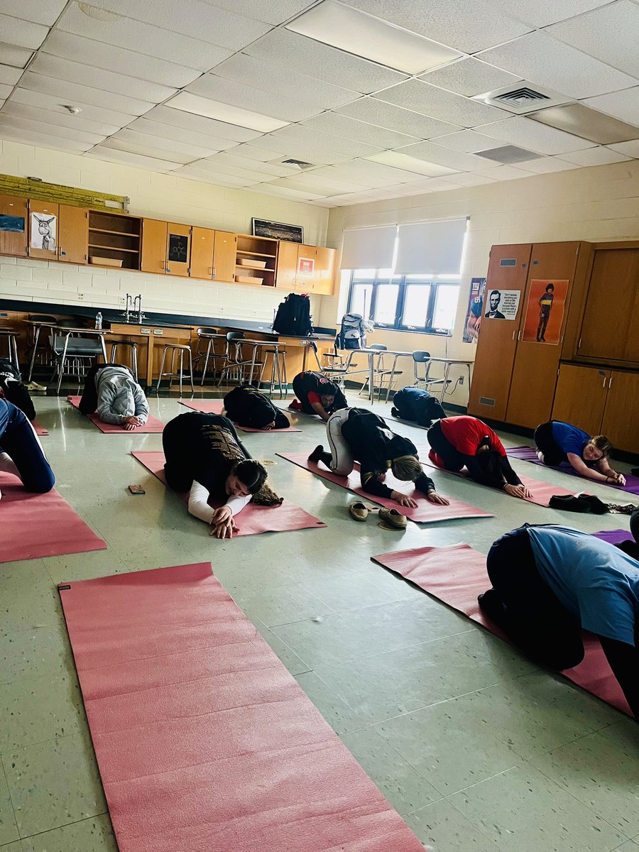 Yoga sesh on this Saturday morning for our softball girls 🧘🏻‍♀️🥎 <a href="/HTSD_West/">Hamilton High West -The Hornet Buzz 🐝</a> <a href="/HHW_Athletics/">Hamilton West Sports</a> <a href="/WeAreHTSD/">WeAreHTSD</a>