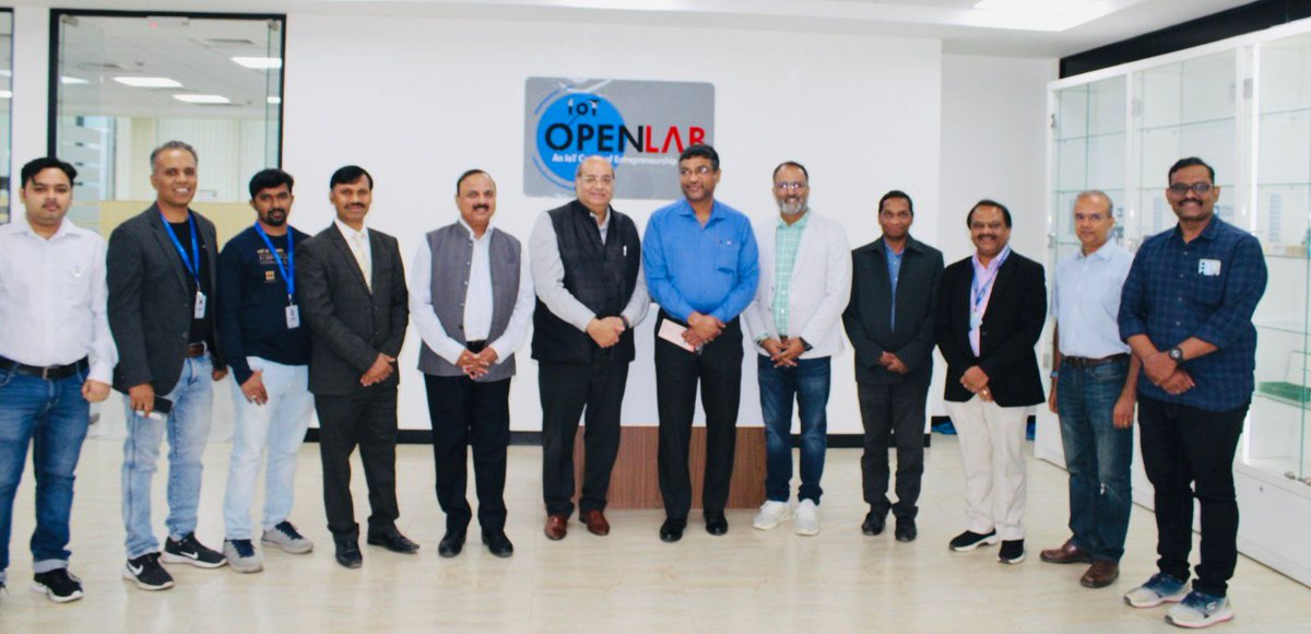 Shri S. Krishnan, Secretary @GoI_MeitY met with the @STPI_IoTOpenLab startups during his visit to STPI Bengaluru @arvindtw @Shail2108 @stpiindia