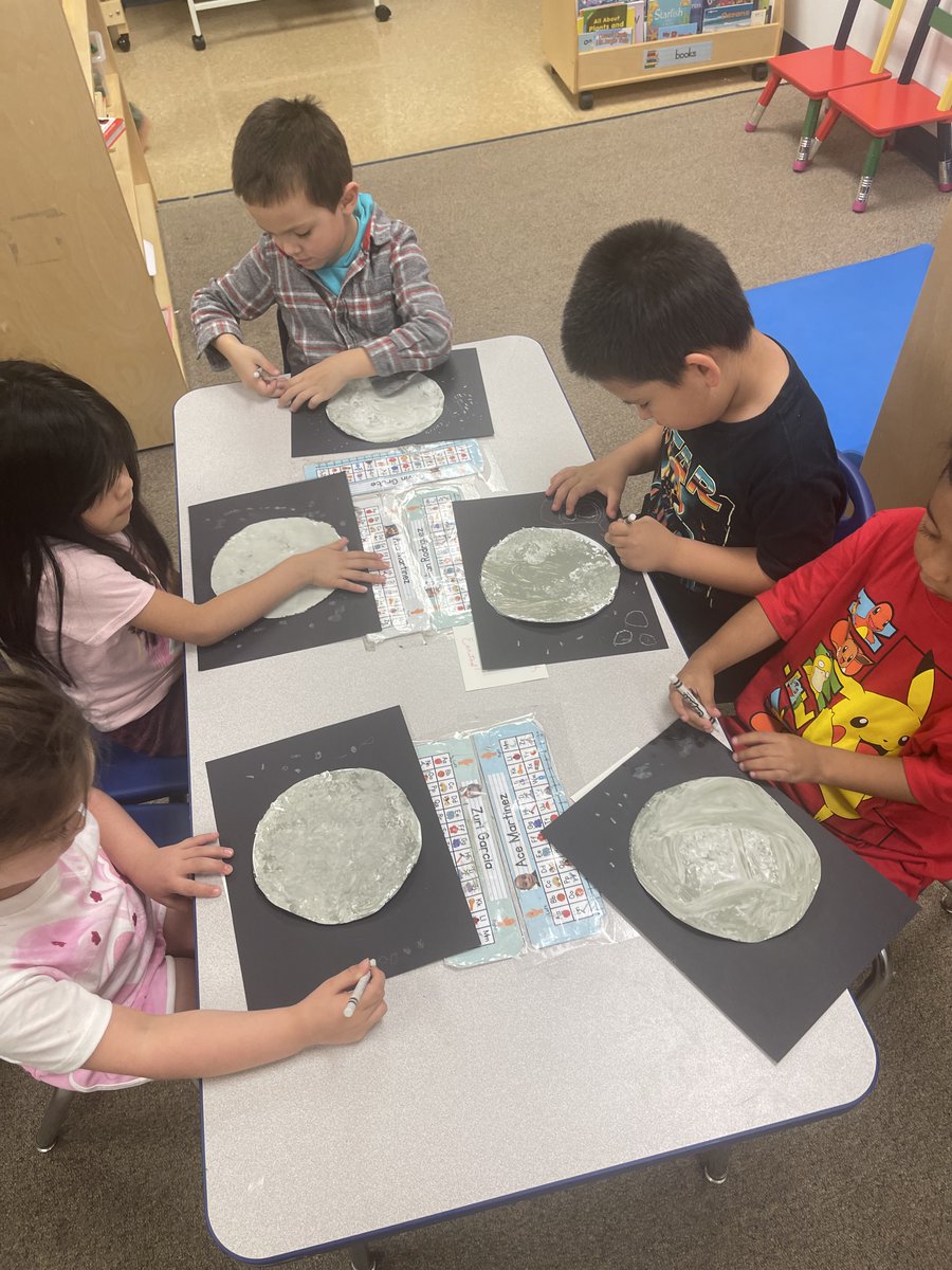 Ms. Sokolowski's PK class enjoyed making a moon craft as they learned about day and night. 🌞🌑