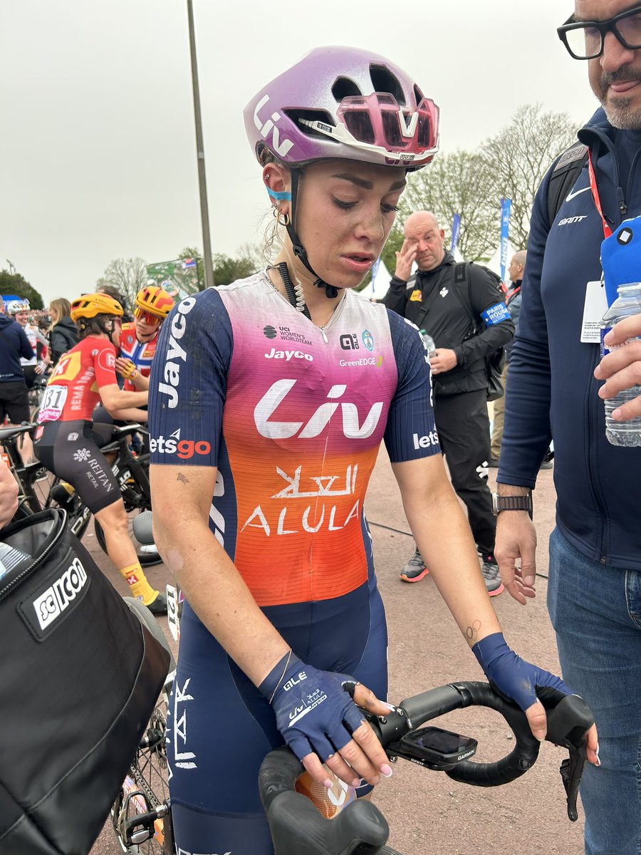 🏁 FINISH 🏁 Amazing ride by Letizia Paternoster today 👏 she fought until the end. 💪😍 🇫🇷 #ParosRoubaixFemmes
