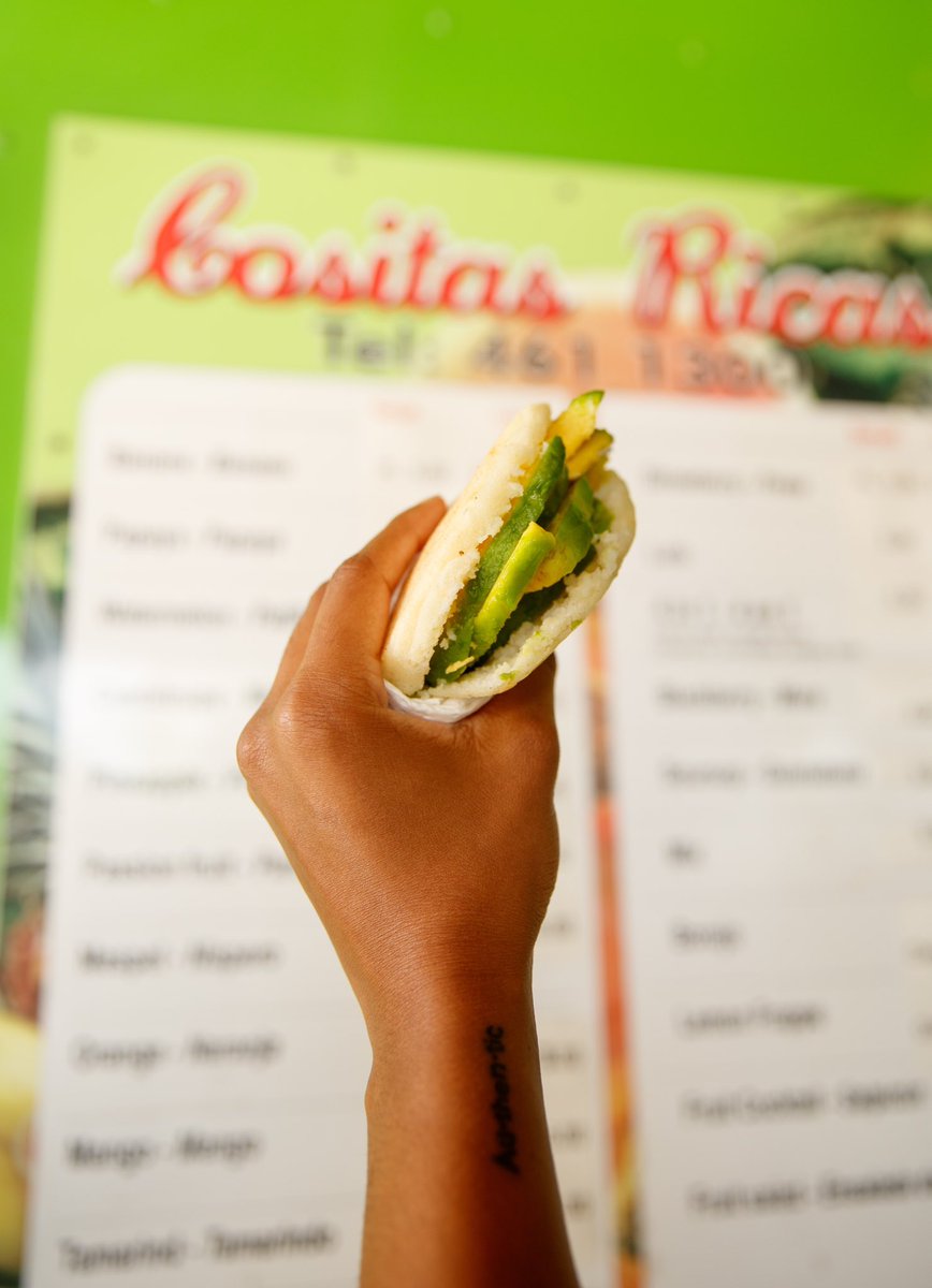 Have you enjoyed a 'batido & arepita' already?🤤😍 Today is a good day to do so😉 Batido is a shake made with fresh fruits, milk or water & sugar. Arepita is a (stuffed) cornmeal patty. Pictured stuffed with avocado.