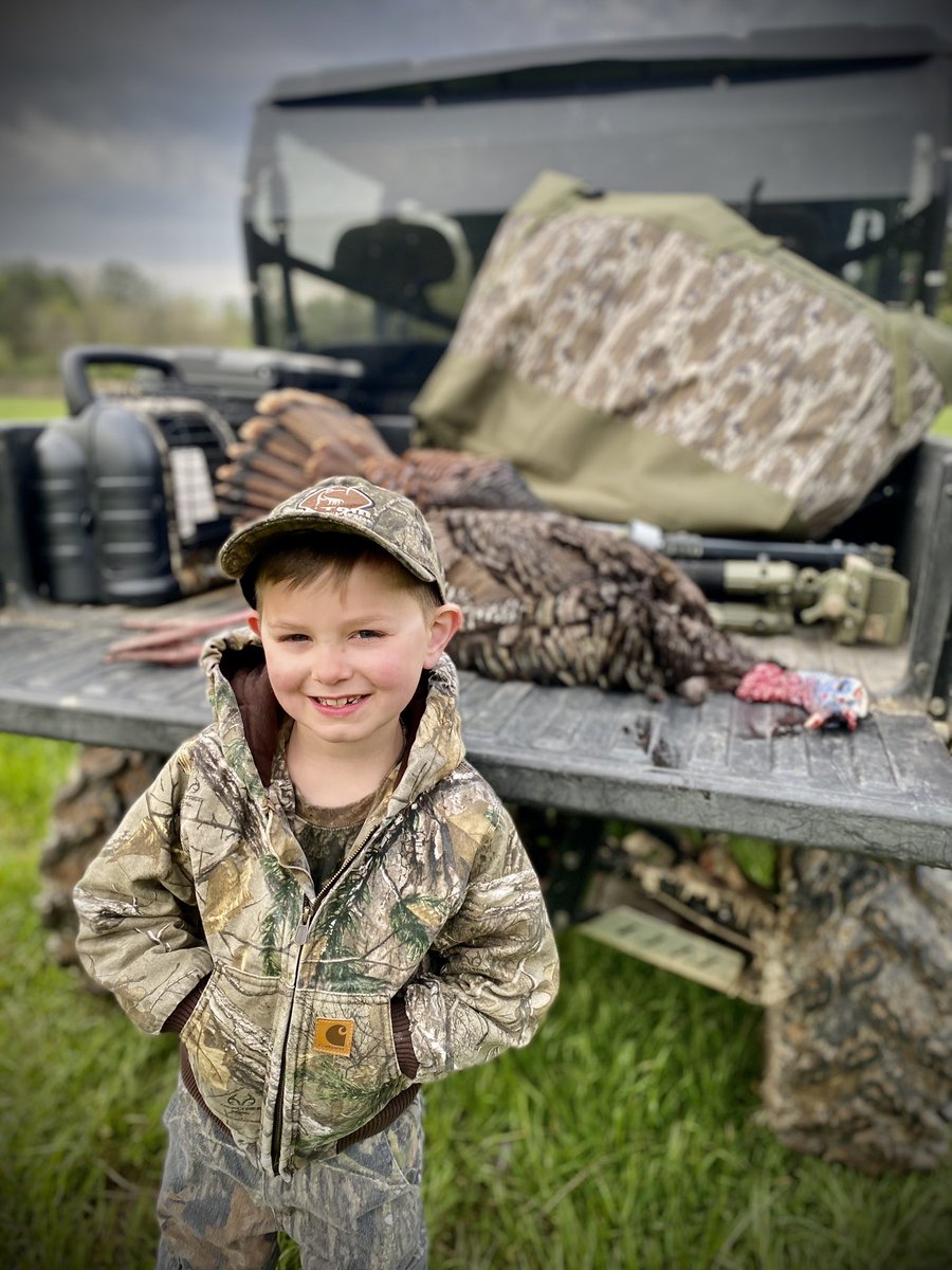 joshcurry11's tweet image. My favorite hunting moment to date…Beau Beau’s first turkey. Blessed to spend this time with him…proud daddy!