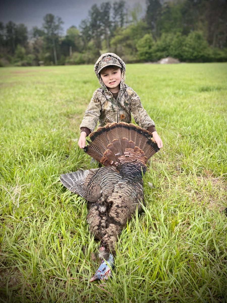 joshcurry11's tweet image. My favorite hunting moment to date…Beau Beau’s first turkey. Blessed to spend this time with him…proud daddy!