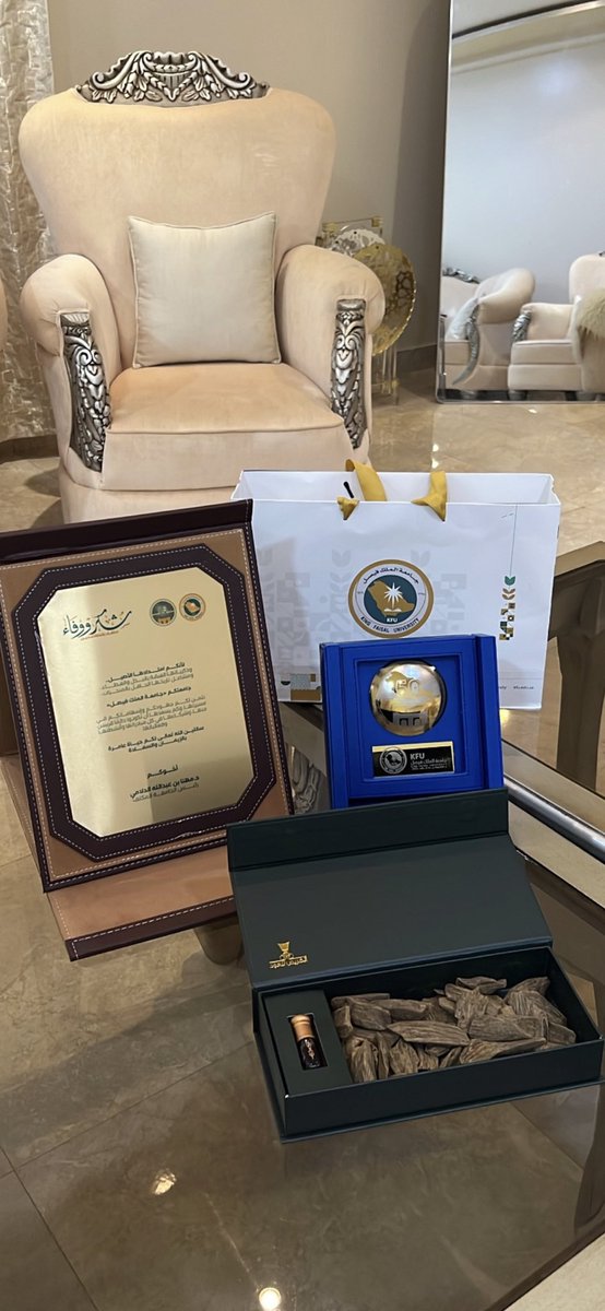 abdullahan13's tweet photo. كل الشكر والتقدير لمعالي الرئيس المكلّف في "جامعة الملك فيصل " الدكتور/ مهنا بن عبدالله الدلامي ، على تكريم والدي الدكتور / عبدالرحمن بن عبدالله النعيم ( رحمه الله ) في برنامج حفل ليلة وفاء المقام في تاريخ 2024/3/26  م في جامعة الملك فيصل 
والله يحفظكم ويرعاكم. https://t.co/xg6dhRjYlC