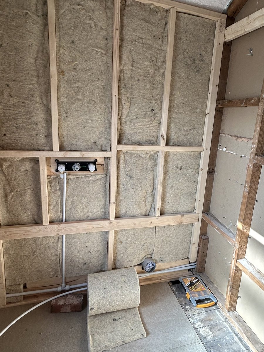 This sheep wool insulation is much nicer to work with than the fibreglass alternative. 🐏🐑