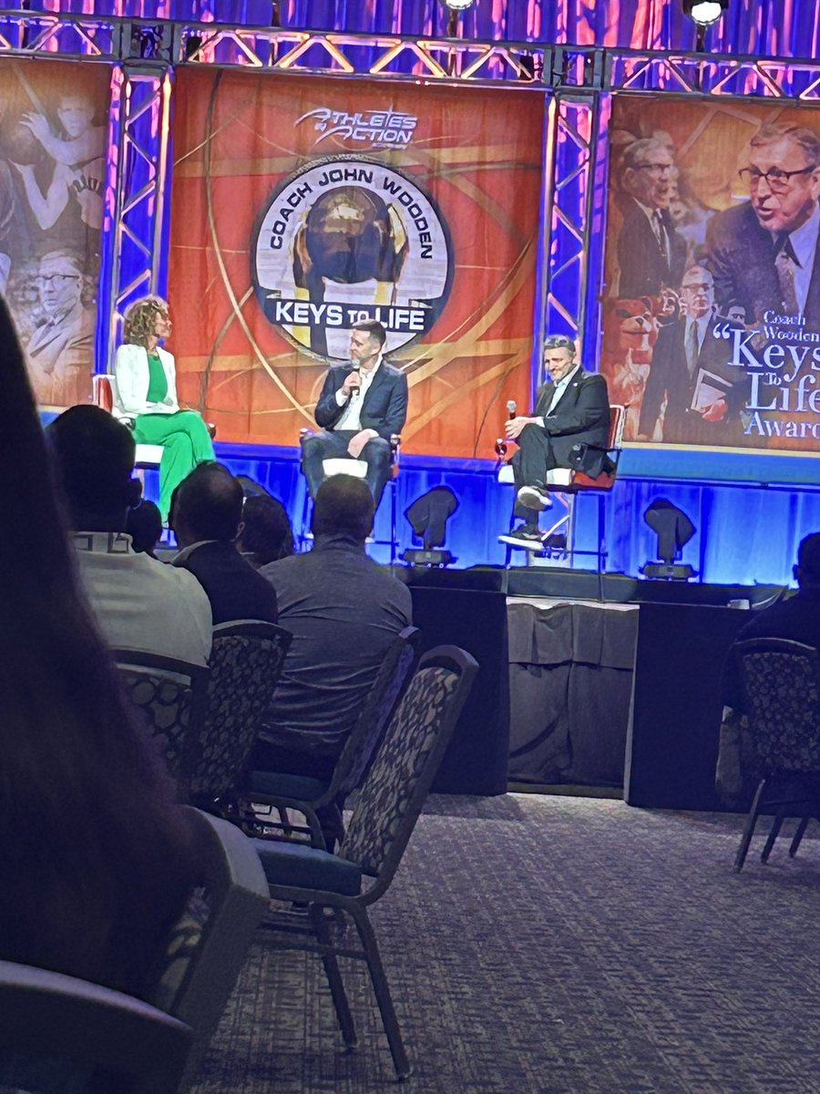 Coach Kampe representing @OaklandMBB and sharing life at the John Wooden Keys to Life breakfast at the Final Four. @KampeOU