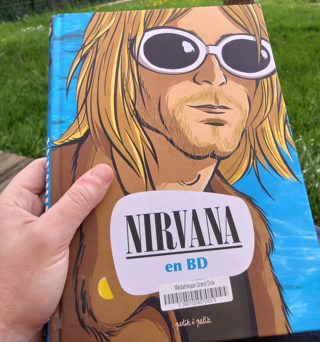 Je rentre de la médiathèque 🤘 j'ai mis Bleach et je me suis posé sur la terrasse. Il a fallu d'une Story de @lacavedumill 😎 et d'un éditeur qui bosse super bien @PETITAPETIT__ #BD #nirvana #Grunge #KurtMyLove