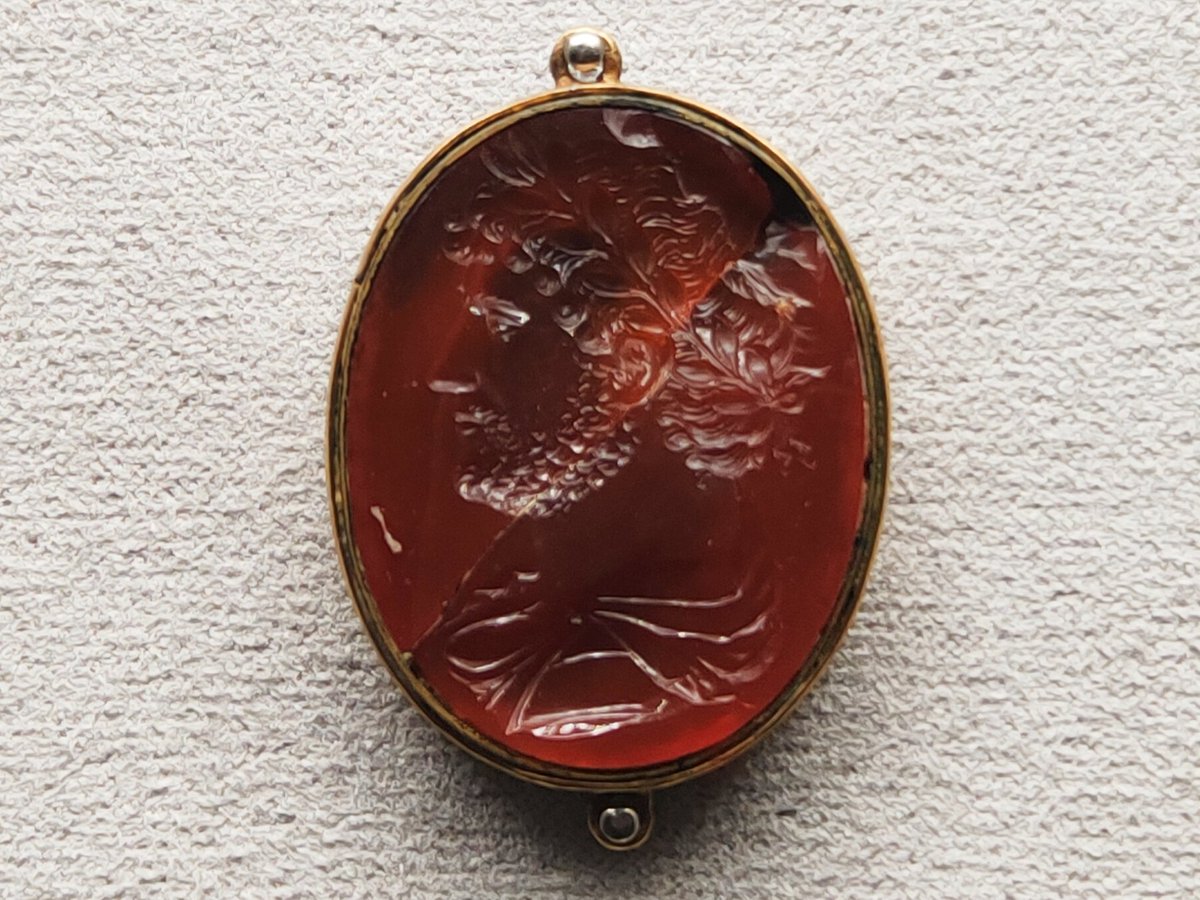 Hadrien, Florence.
- Agate, musée du Bargello.
- Cornaline, musée archéologique.