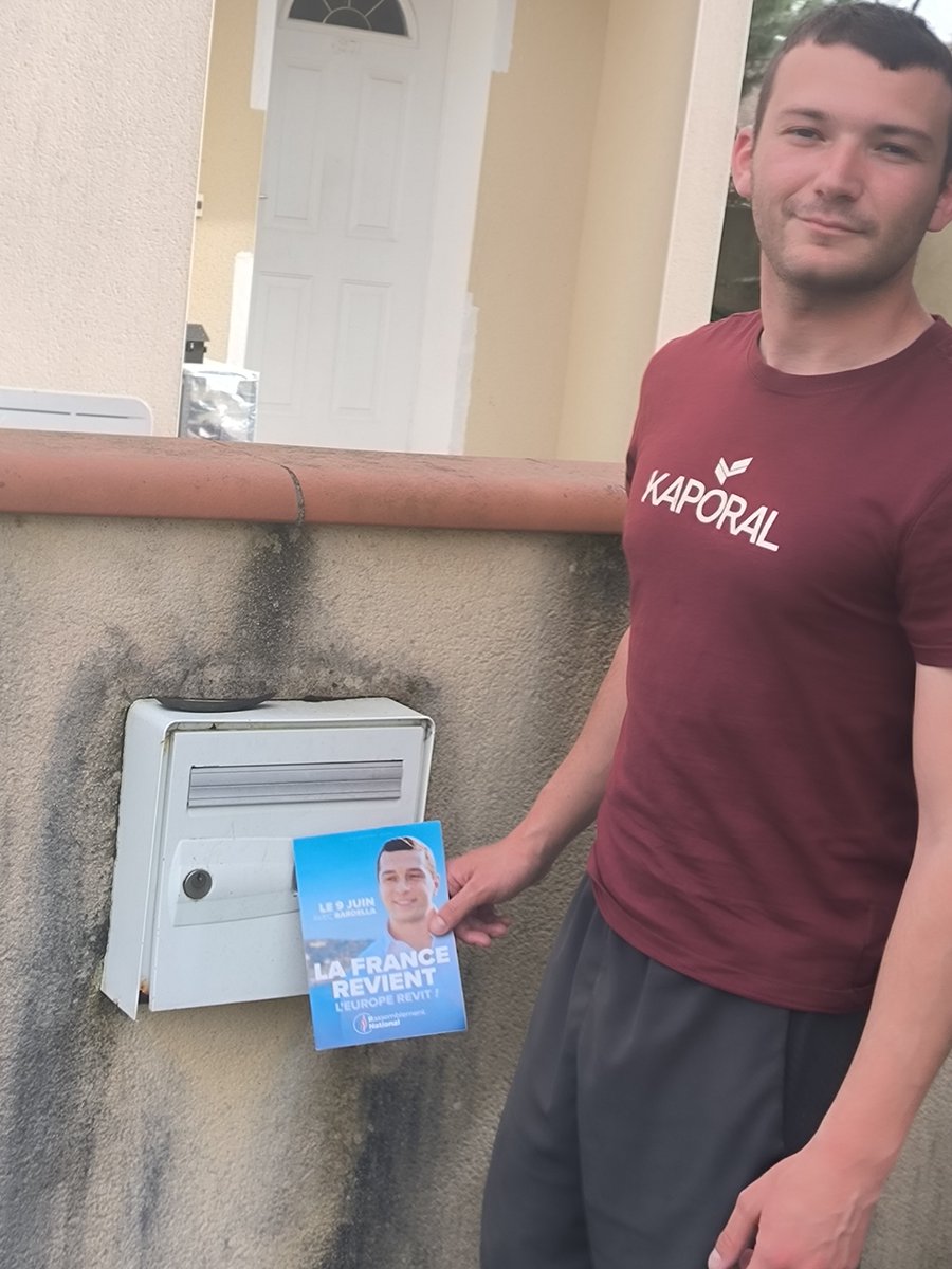 LagaheBenjamin's tweet photo. Cet après-midi les @RNJ_off_64 ont fait une grosse action boitage à #Pau et à #idron.
La France revient l'Europe revit !
#TousavecJordan
#VivementLe9Juin https://t.co/6N7b66jTB8