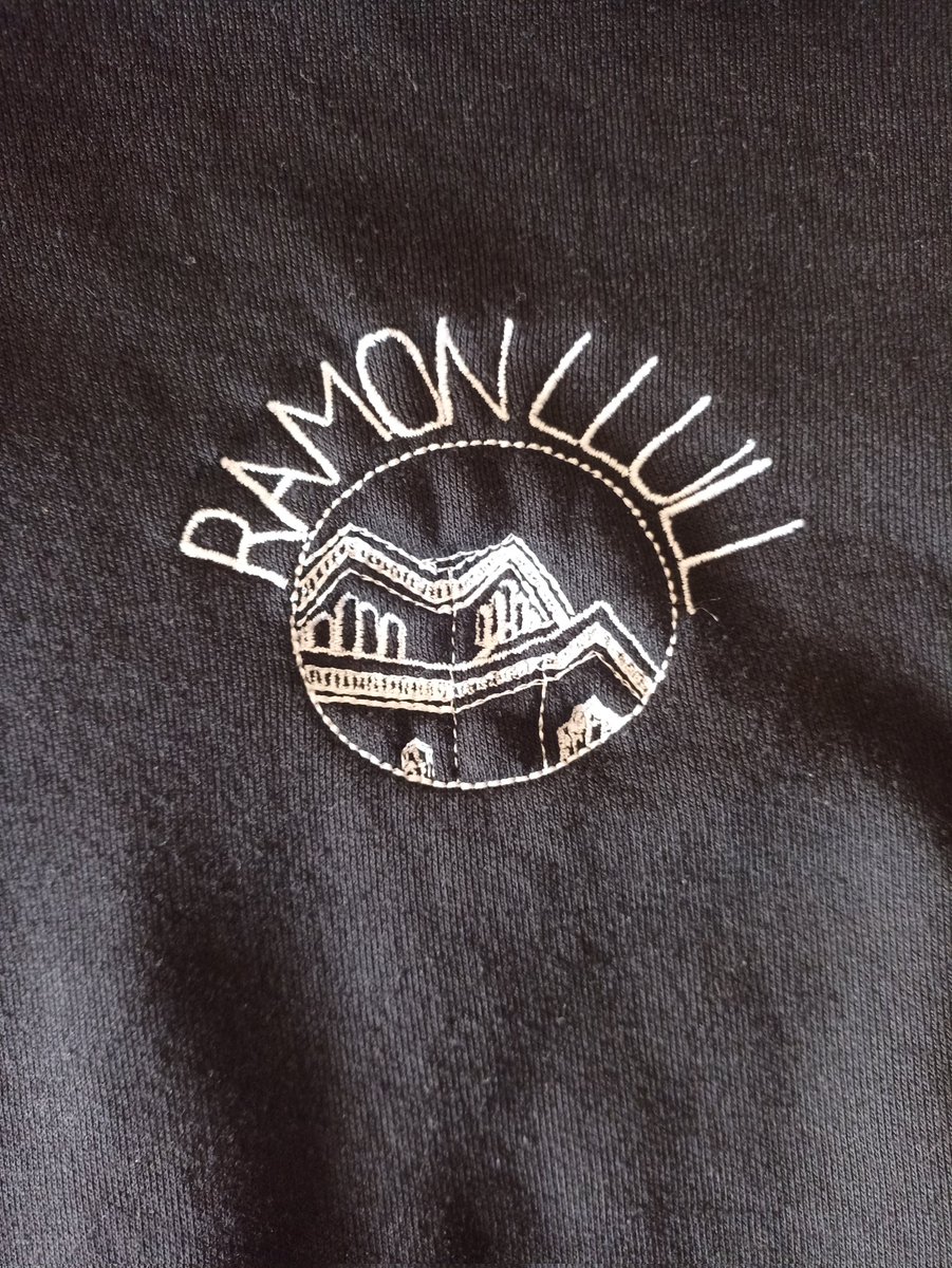 No em digueu que tant és un lloc com un altre, que tots els llocs són simples estacions de pas. Perquè hi ha llocs que et nodreixen el cor i et moblen el cap, que texeixen amistats i somnis, on arribes un dia, casualment, i ja vols quedar-t'hi per sempre. Llocs com aquest 🖤💙...