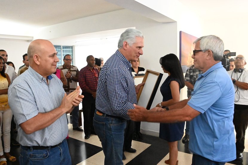 En el camino de hacer una comunicación más atractiva y utilizar sus herramientas con creatividad, junto al Presidente @DiazCanelB inauguramos la Empresa de Creación y Diseño, que actualmente ofrece más de 90 servicios. ¡Deseamos muchos éxitos a su colectivo! #Cuba #GenteQueSuma