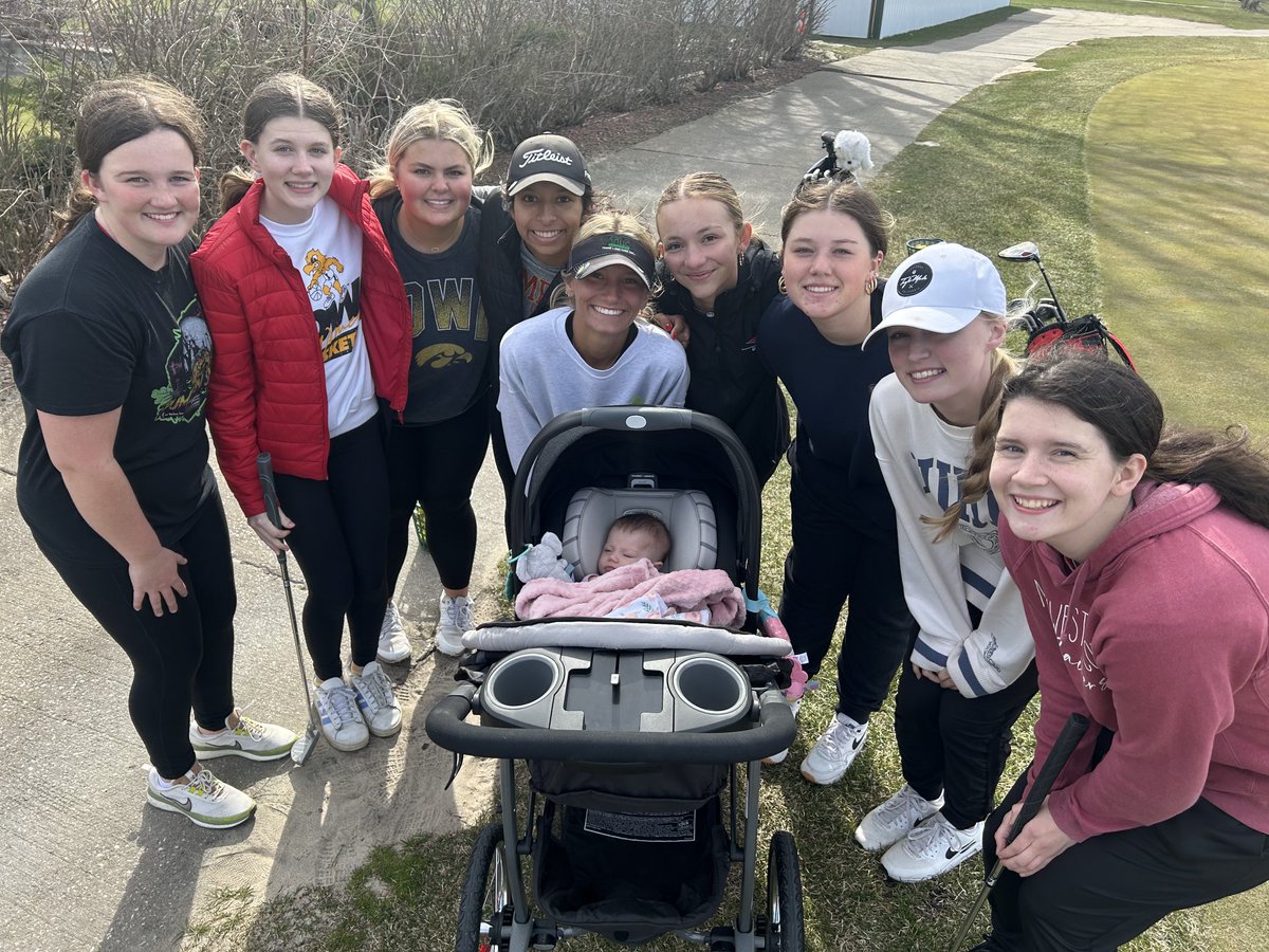 Girls excited to see a couple of visitors at practice on Friday: Coach ⁦<a href="/jlheinemann23/">Jacob Heinemann</a>⁩ with baby Adley &amp; alum ⁦<a href="/LKlaessy/">Laura Klaessy</a>⁩.
