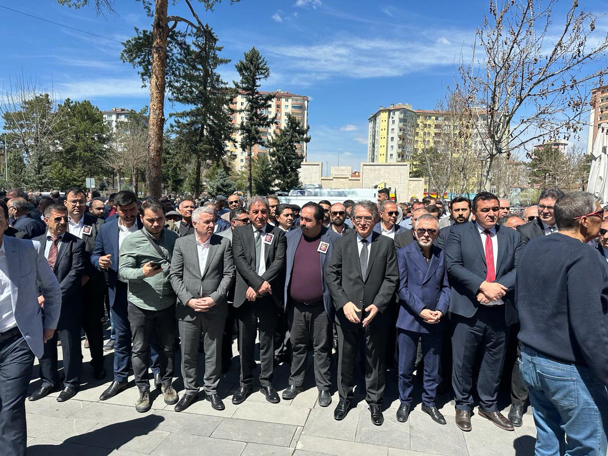 CHP Kayseri İl Başkanı Sn.Feyzullah Keskin’in biricik evladı Hüseyin’i bugün son yolculuğuna uğurladık. Genç yaşta aramızdan ayrılan evladımıza Allah’tan rahmet, Keskin ailesine ve tüm sevenlerine sabırlar diliyorum.