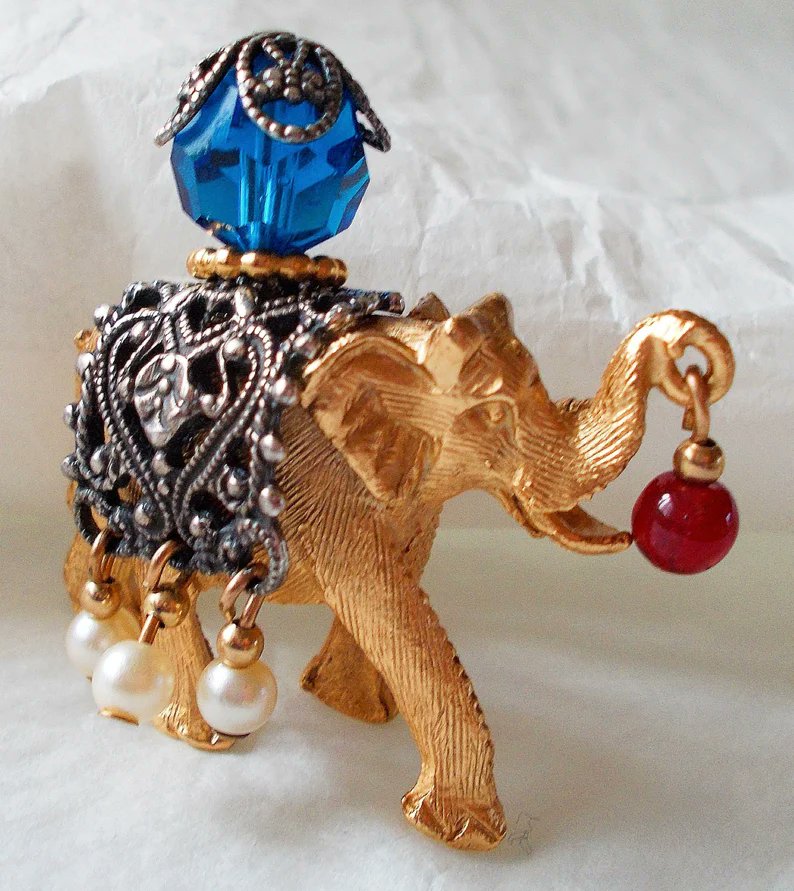 etsy.com/listing/169579…
#brooch #pin #vintage #Napier #designer #signed #elephant #goldplate #goldtone #animal #safari #jungle #bookpiece #fauxpearls #redglass #bead #dangles #saddle #filigree #upraisedTrunk #EugeneBertolli #figural