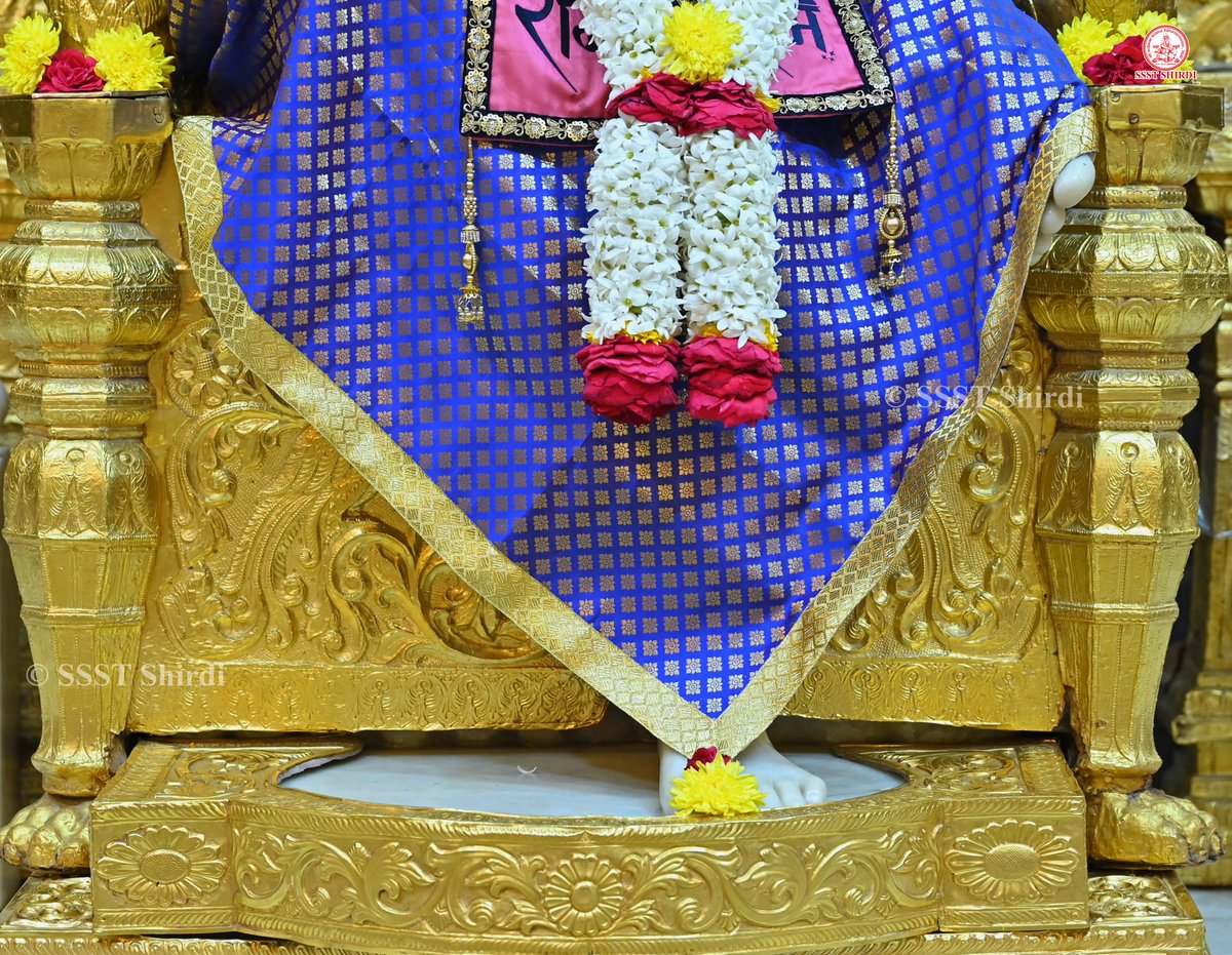 SaiShraddha11's tweet photo. 🙏श्री शिरडी साईबाबा धूप आरती दर्शन🙏🏼
      🌹शनिवार ६ एप्रिल २०२४🌹
आरती साईबाबा। सौख्यदातार जीवा। चरणरजातली।
द्यावा दासा विसावा, भक्तां विसावा ।। आ ।।
जाळूनियां अनंग। स्वस्वरूपी राहे दंग ।
मुमुक्षु जनां दावी । निज डोळां श्रीरंग। डोळां श्रीरंग।।
आरती साईबाबा...... https://t.co/ajk62xYJ69