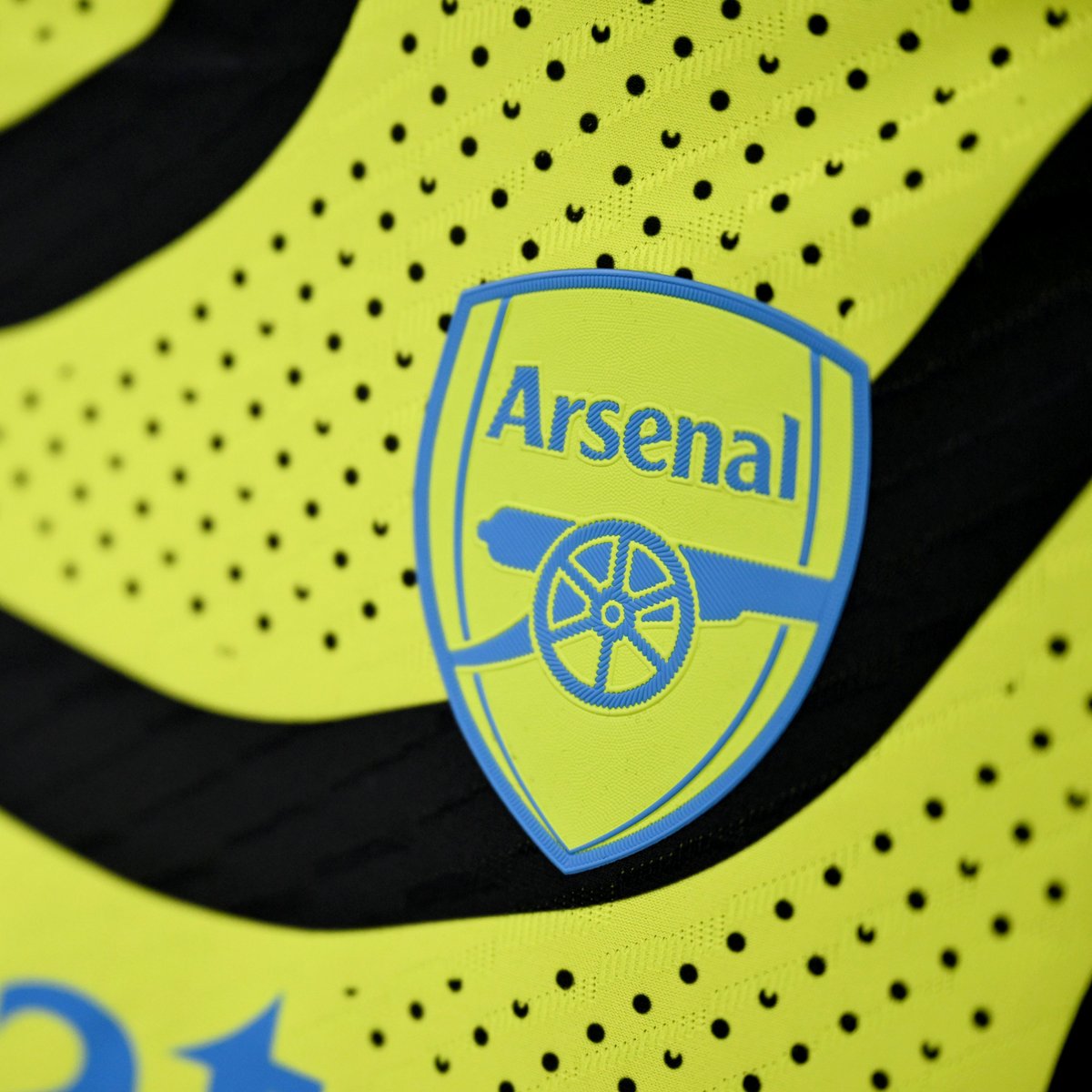 Arsenal's tweet photo. Back in yellow 💛 https://t.co/MvUZu88MXE
