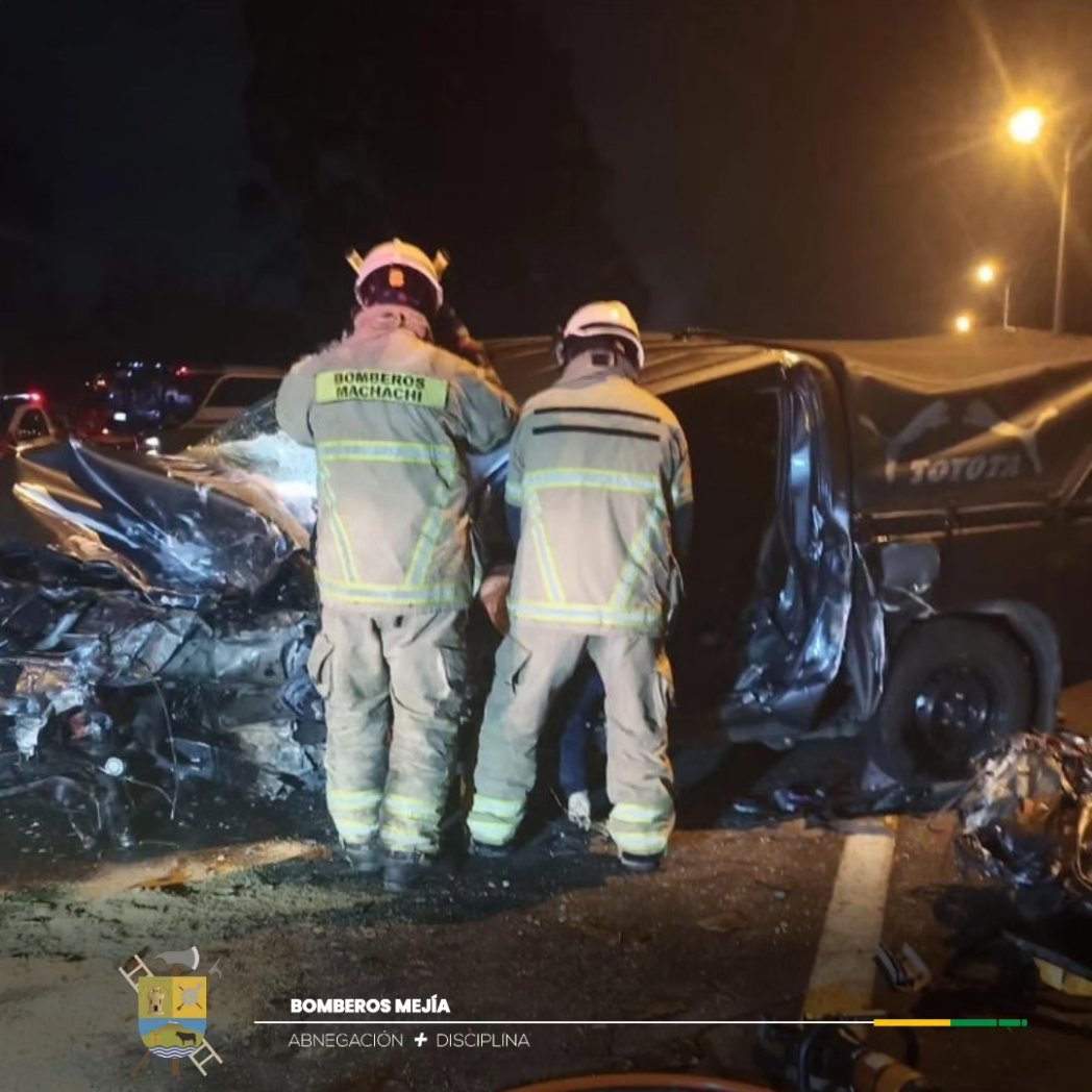 BomberosMejia1's tweet image. En horas de la madrugada 🌌, nuestro personal operativo atendio un siniestro de tránsito 💥 entre dos vehículos livianos.
Producto del suceso se registraron dos personas fallecidas