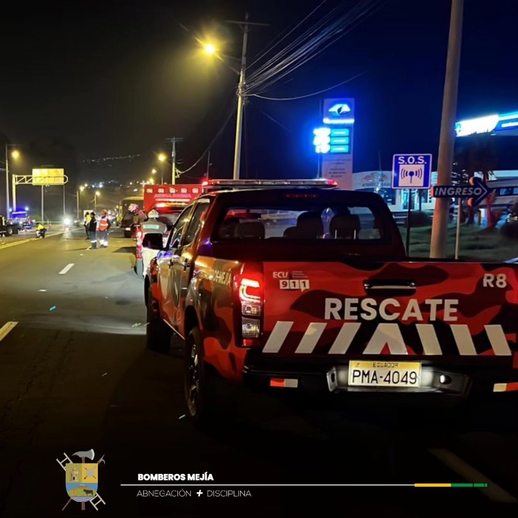BomberosMejia1's tweet image. En horas de la madrugada 🌌, nuestro personal operativo atendio un siniestro de tránsito 💥 entre dos vehículos livianos.
Producto del suceso se registraron dos personas fallecidas