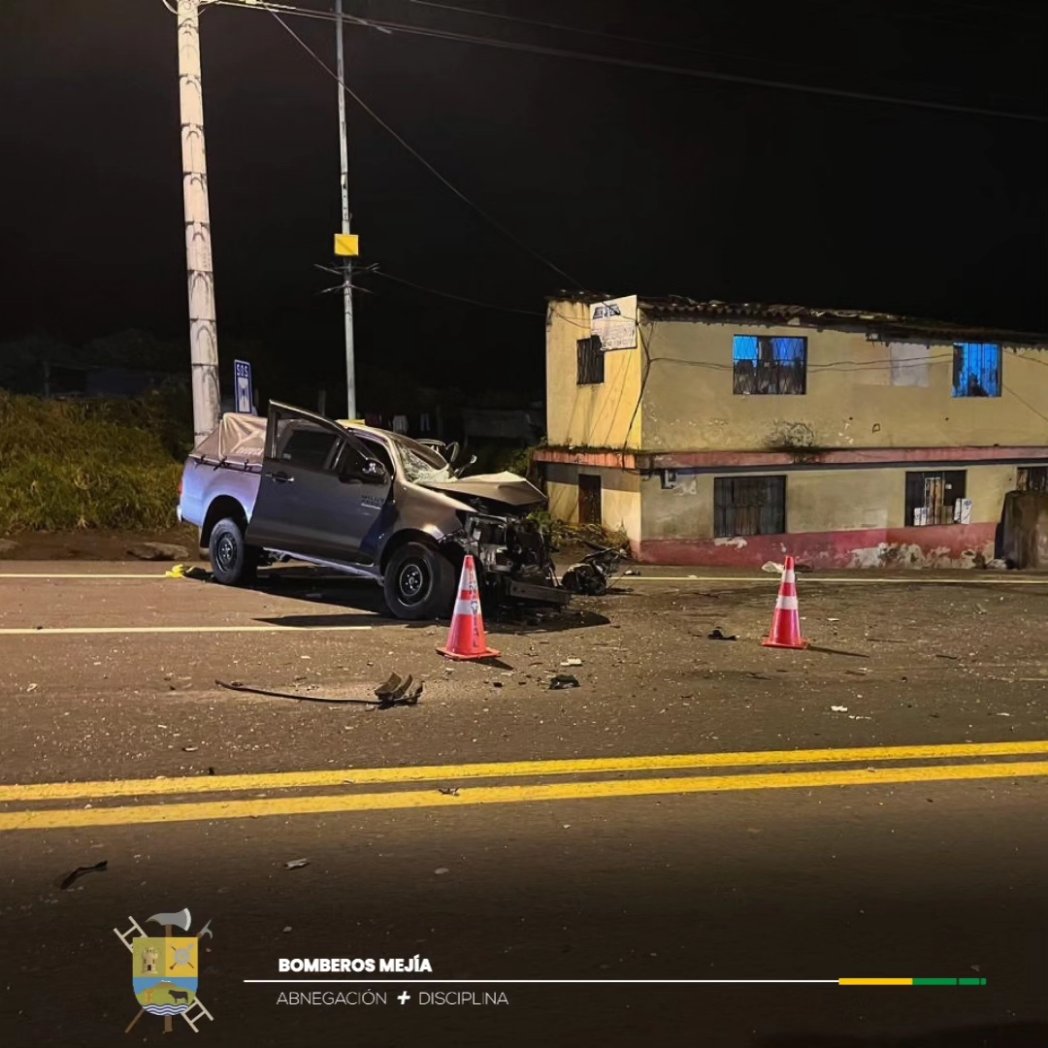 BomberosMejia1's tweet image. En horas de la madrugada 🌌, nuestro personal operativo atendio un siniestro de tránsito 💥 entre dos vehículos livianos.
Producto del suceso se registraron dos personas fallecidas