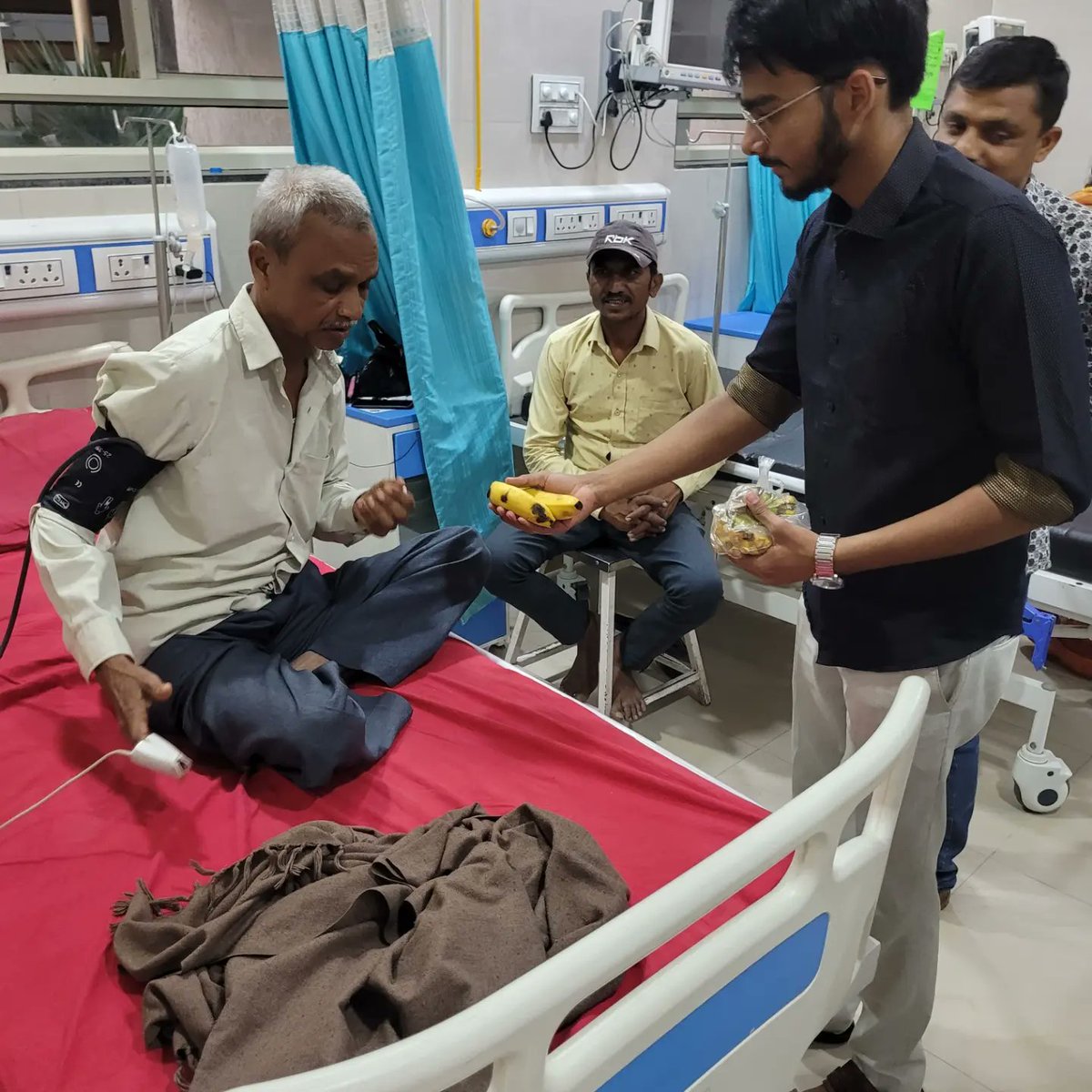 ABVP_Arvalli's tweet photo. સ્ટુડન્ટ્સ ફોર સેવા(SFS),મોડાસા દ્વારા આયોજિત “સેવા સપ્તાહ” કાર્યક્રમ અંતર્ગત મોડાસા નગર ની સાર્વજનિક હોસ્પિટલમાં ફળો નું વિતરણ કરવામાં આવ્યું.
#studentsforseva #SFSGujarat #SFSModasa https://t.co/lhv7ToVepD