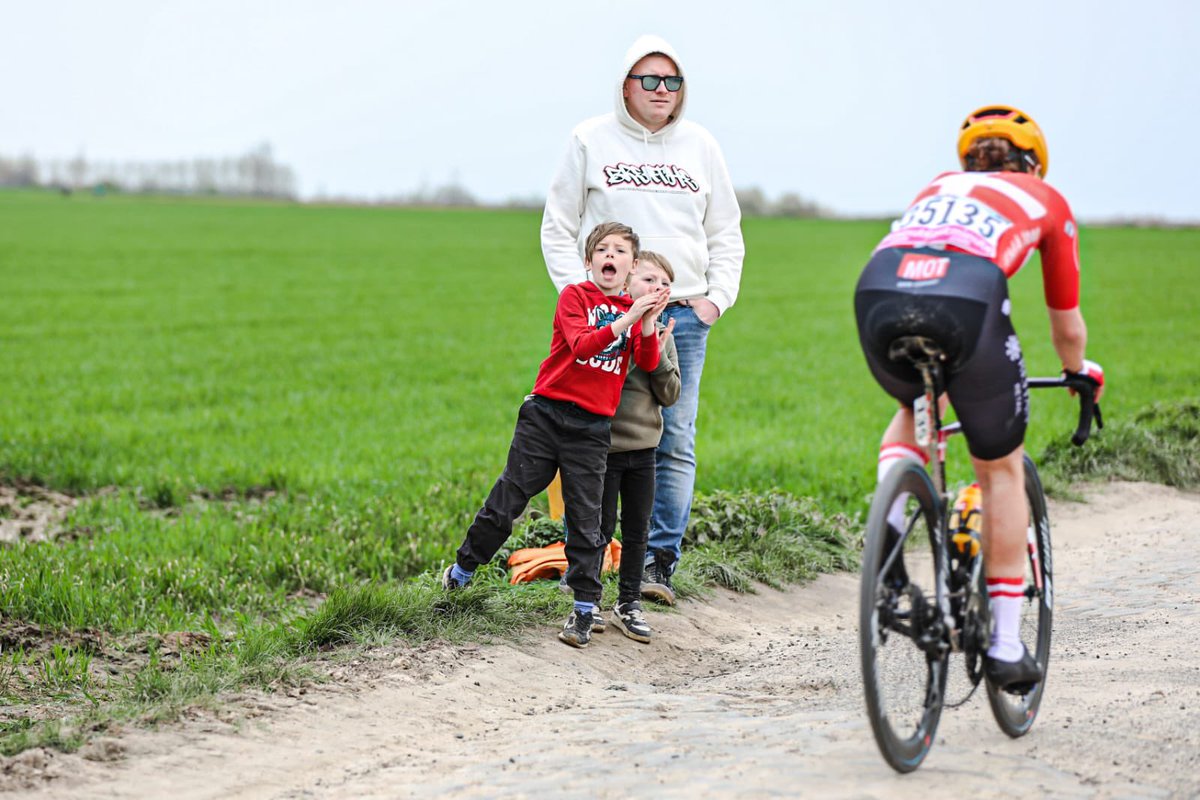 MetropoleLille's tweet photo. 📸 Retour en images sur le passage des coureuses de la mythique course @RoubaixFemmes au Carrefour de l’Arbre de #Gruson ! ⚡️
👏 Bravo et merci de nous avoir fait vibrer !
🤝 Cette année encore, la Métropole est fière de soutenir cet événement !
#ParisRoubaix https://t.co/LIZXhvxAQt
