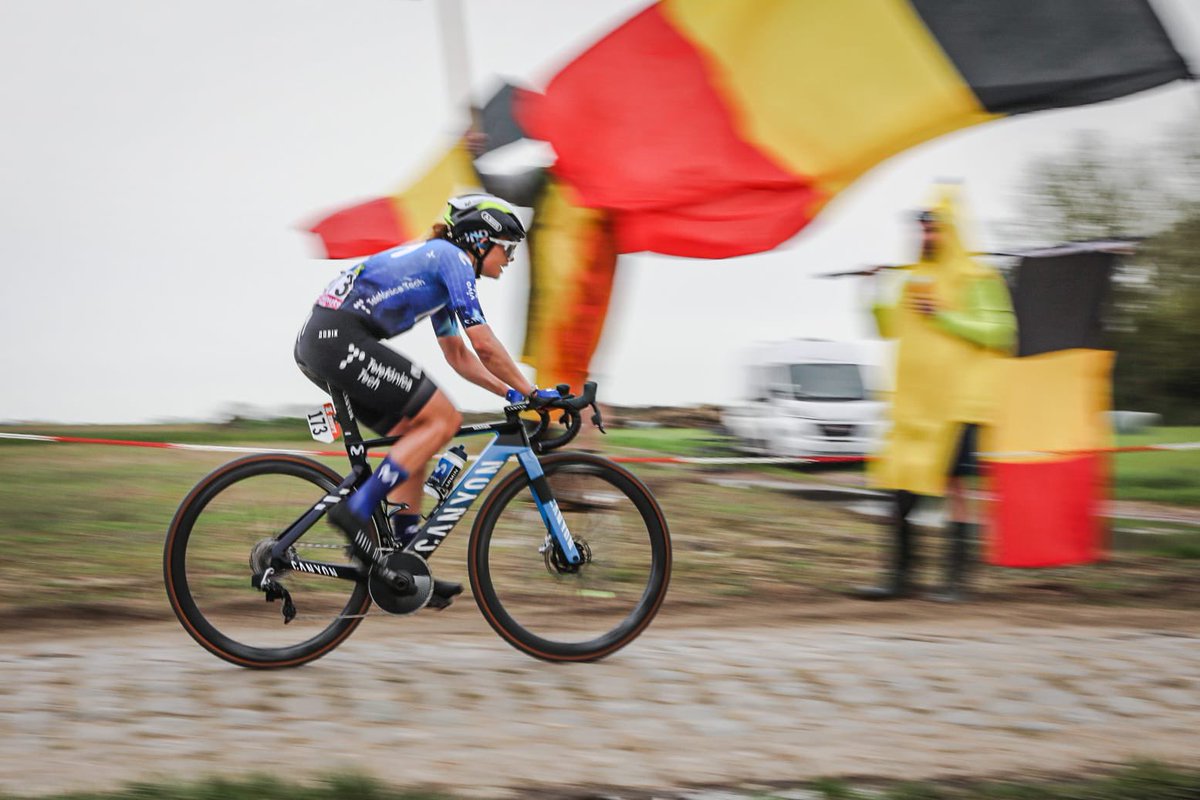 MetropoleLille's tweet photo. 📸 Retour en images sur le passage des coureuses de la mythique course @RoubaixFemmes au Carrefour de l’Arbre de #Gruson ! ⚡️
👏 Bravo et merci de nous avoir fait vibrer !
🤝 Cette année encore, la Métropole est fière de soutenir cet événement !
#ParisRoubaix https://t.co/LIZXhvxAQt