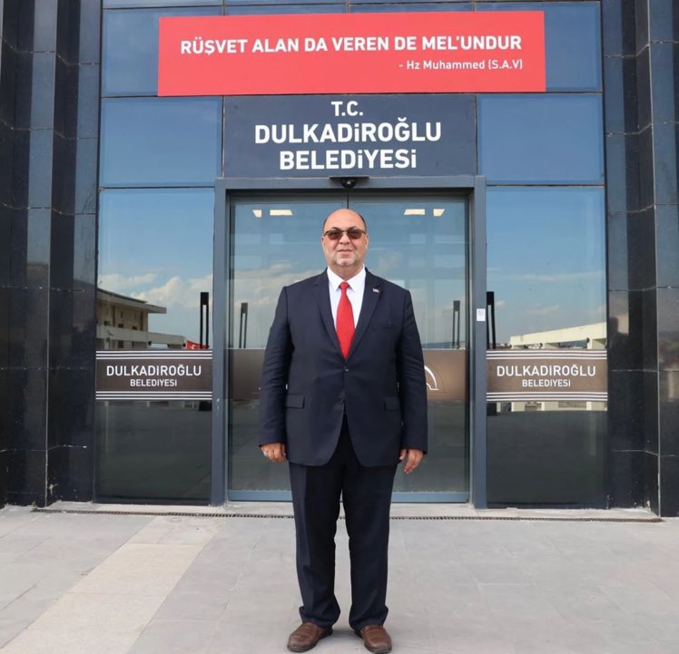 Yeniden Refah Partili Belediye başkanı Mehmet Akpınar bile belediye tabelasına T.C. ibaresi koydurdu.