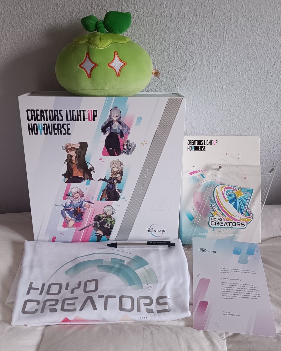 alidale__'s tweet image. El equipo de @HoYoCREATORS me ha enviado esta caja con regalos para celebrar mi primer año siendo CC de HoYoverse y no me ha podido hacer más ilusión. Disfruto mucho de sus juegos y es un placer poder trabajar con ellos 🥹💖 #HoYocreators #CreatorsLightUpHoYoverse
