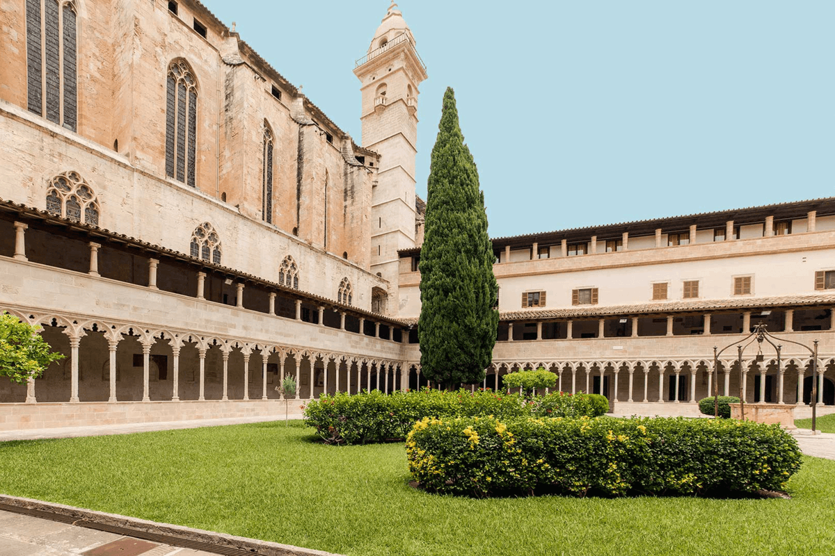 La Ruta del Gótico de Palma (#Mallorca) 🏰✨

La ciudad de Palma cuenta con joyas históricas como la imponente Catedral de Santa María, La Seu, la Lonja, el Real Palacio de la Almudaina o el Castillo de Bellver. ¡Embárcate en un viaje en el tiempo y descubre los tesoros! 🗝️