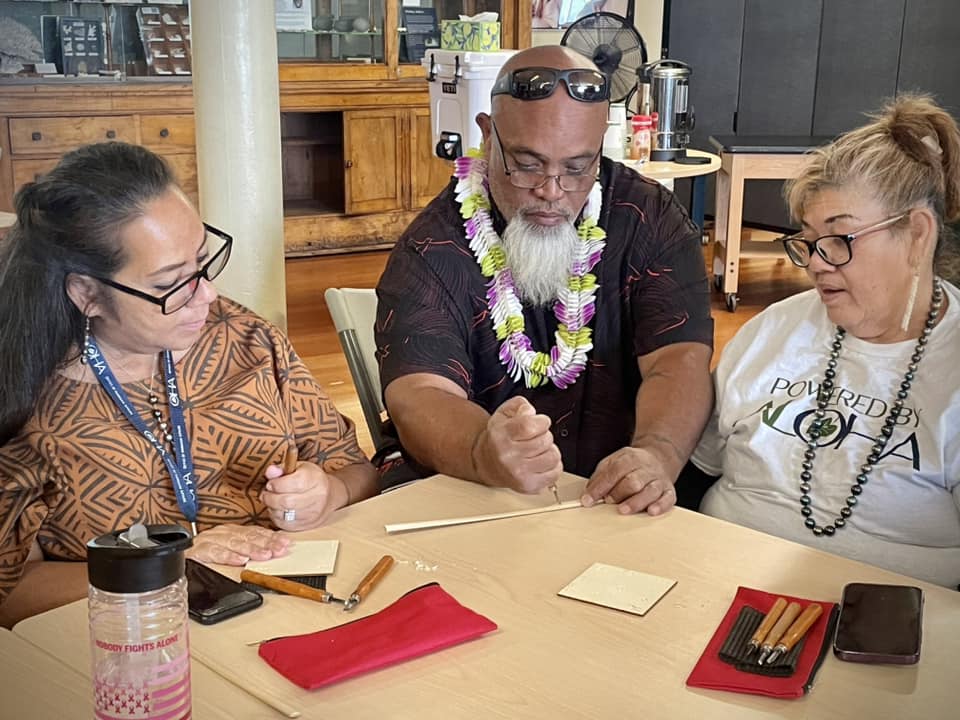oha_hawaii's tweet photo. Mahalo nui Kumu Nalu Andrade for sharing ‘ohe kapala carving skills on to a new group of aspiring carvers. 
Mahalo to everyone who joined the workshops &amp; Mokupāpapa Discovery Center for providing the venue.
#merriemonarchdaswhy #merriemonarch #ohekapala @namakakahiko https://t.co/mCPLyjMk2u