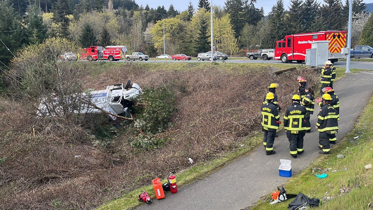 FYI: Traffic being diverted around commercial truck rollover off the #Nanaimo parkway by Jingle Pot road intersection to downtown. @CHEK_News