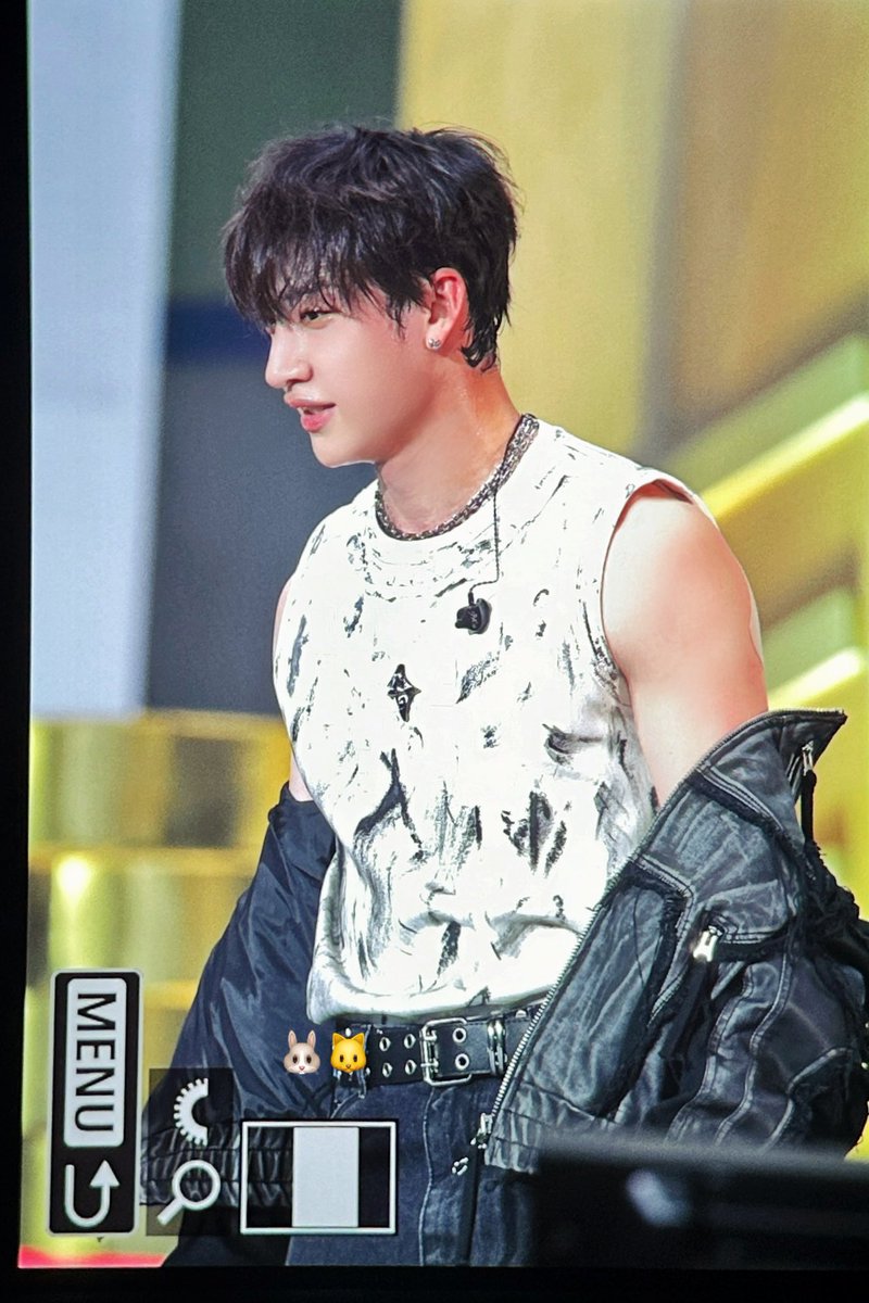 BCHANPIC's tweet photo. GOD HE LOOKS SO GOOD!! https://t.co/kOzCJ1dBHx