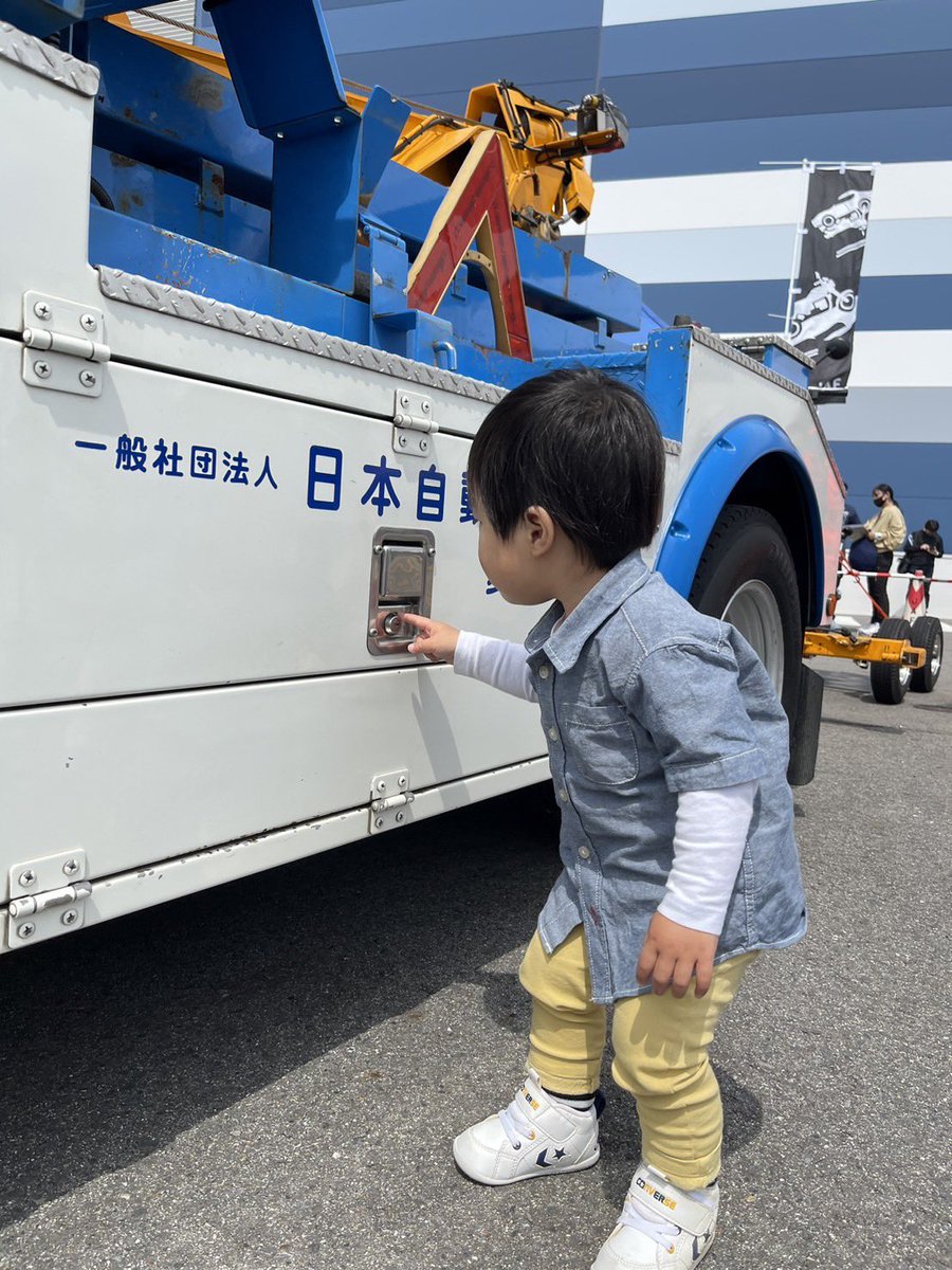 PileUpDesign's tweet photo. ２日目も無事終了しました！今日もたくさんの方とお話しできました、ありがとうございます🫰
息子はレッカー車に興味津々です！
明日が最終日！FirstRiderを是非見に来てください👀
#PileUpDesign #名古屋モーターサイクルショー #FirstRider https://t.co/ocgXWGBbGo