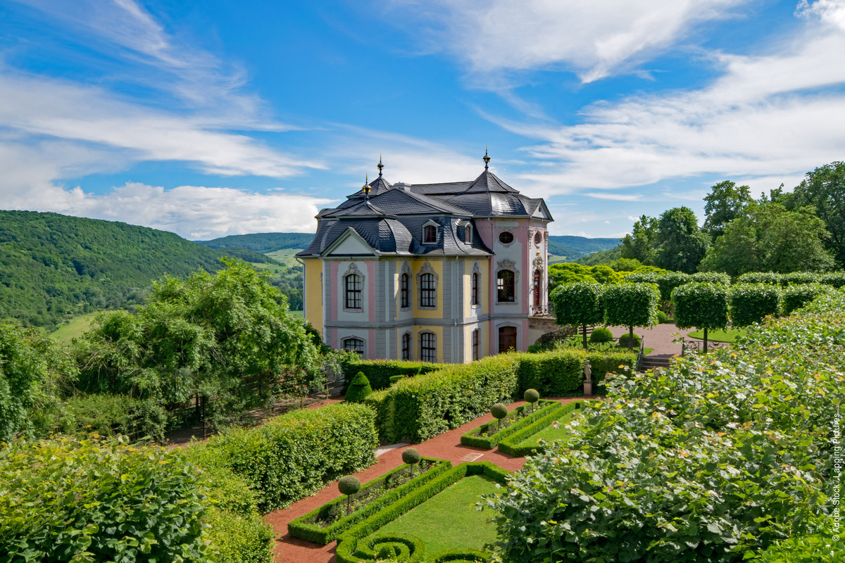 💚🏰 Three castles, three characters - the unique ensemble of Dornburg castles sits enthroned on a rock above the Saale valley. The Dukes of Saxe-Weimar-Eisenach treasured the 'Balcony of Thuringia' as a summer residence. More than 800 years of history are united here.