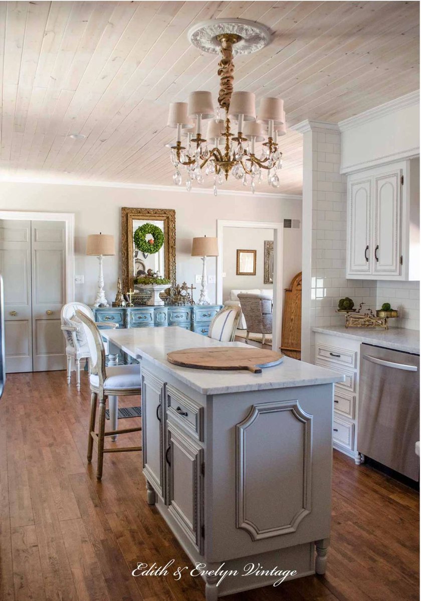 Grays can be great (yes, trends come & go, but a good neutral stands the test of time!). They can also be fussy...but when did good things come easy? 👉 bit.ly/3TMJJ3I 📸 credits: @cedarhillfarmhouse (home office built-ins) @edithandevelyn (kitchen cabinets/doors)