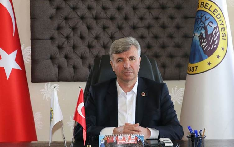 HÜDA-PAR'lı Gercüş Kayapınar Belde Belediye Başkanı Samir Özhan, Gazze'yi kardeş belediye ilan edip 500 bin lira hibe ettiklerini duyurdu.